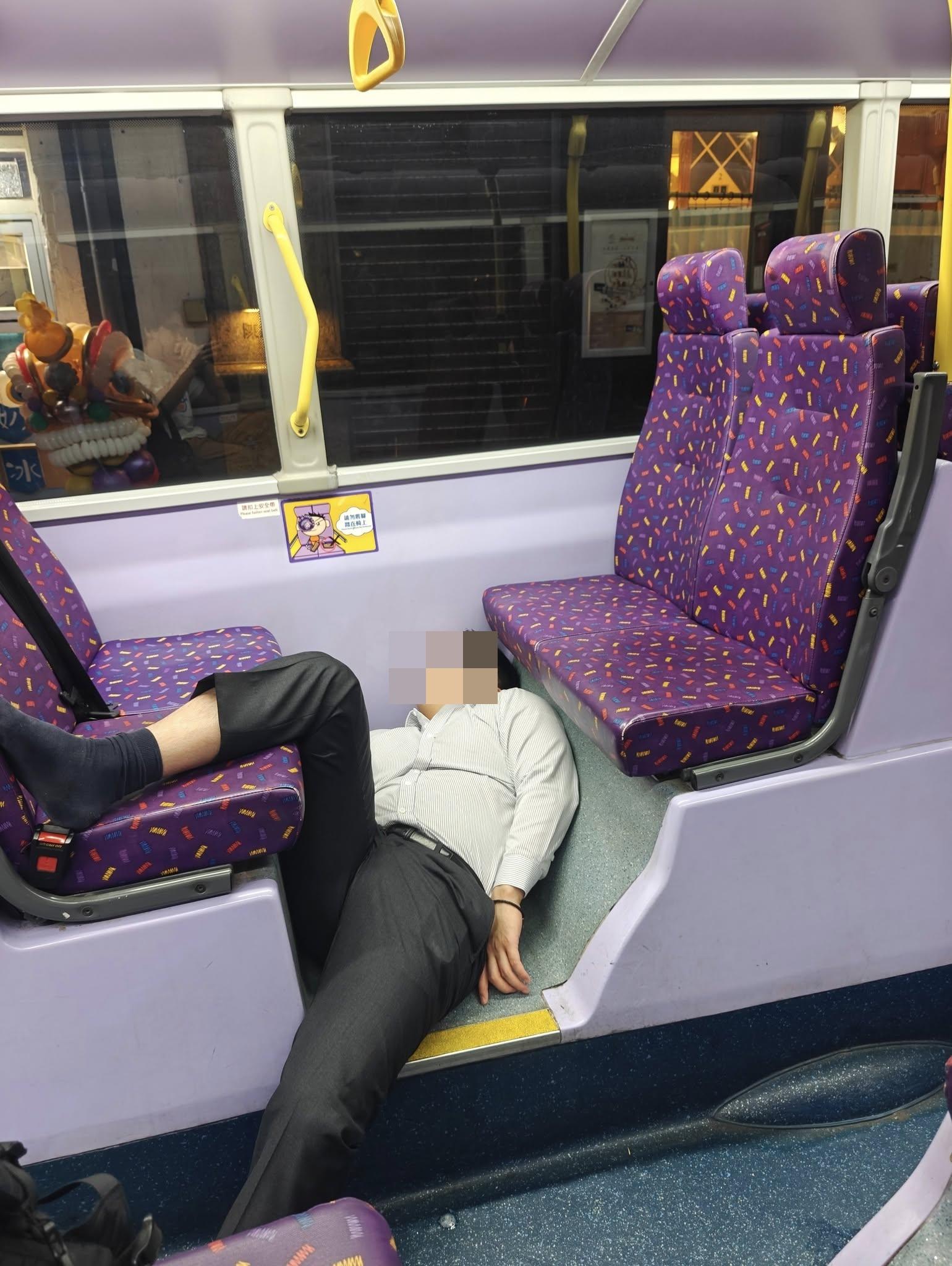 城巴一架過海隧巴101號線發生乘客醉酒事件。一名穿恤衫男子睡姿誇張,時而橫跨兩排座位之間,時而橫躺走廊地板,在巴士抵達總站後仍不省人事,司機及乘客嘗試均未能將他喚醒。(Lau Toby@香港突發事故報料區及討論區FB)