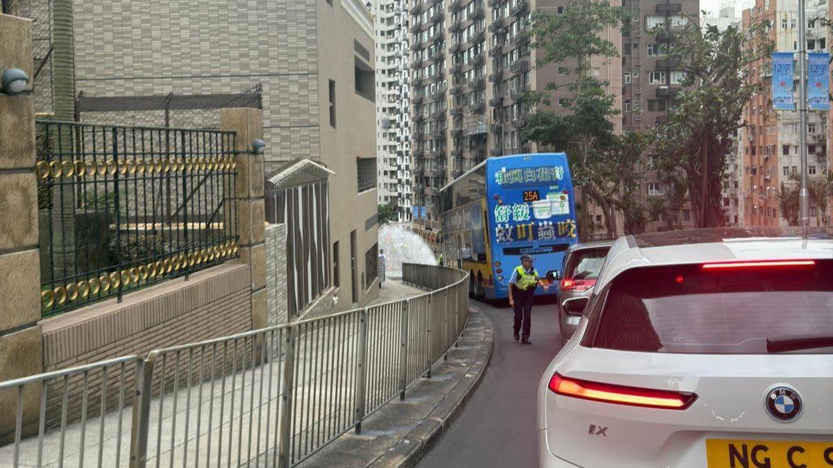 北角雲景道馬路有地底水管爆裂,(fb馬路的事 (即時交通資訊台))