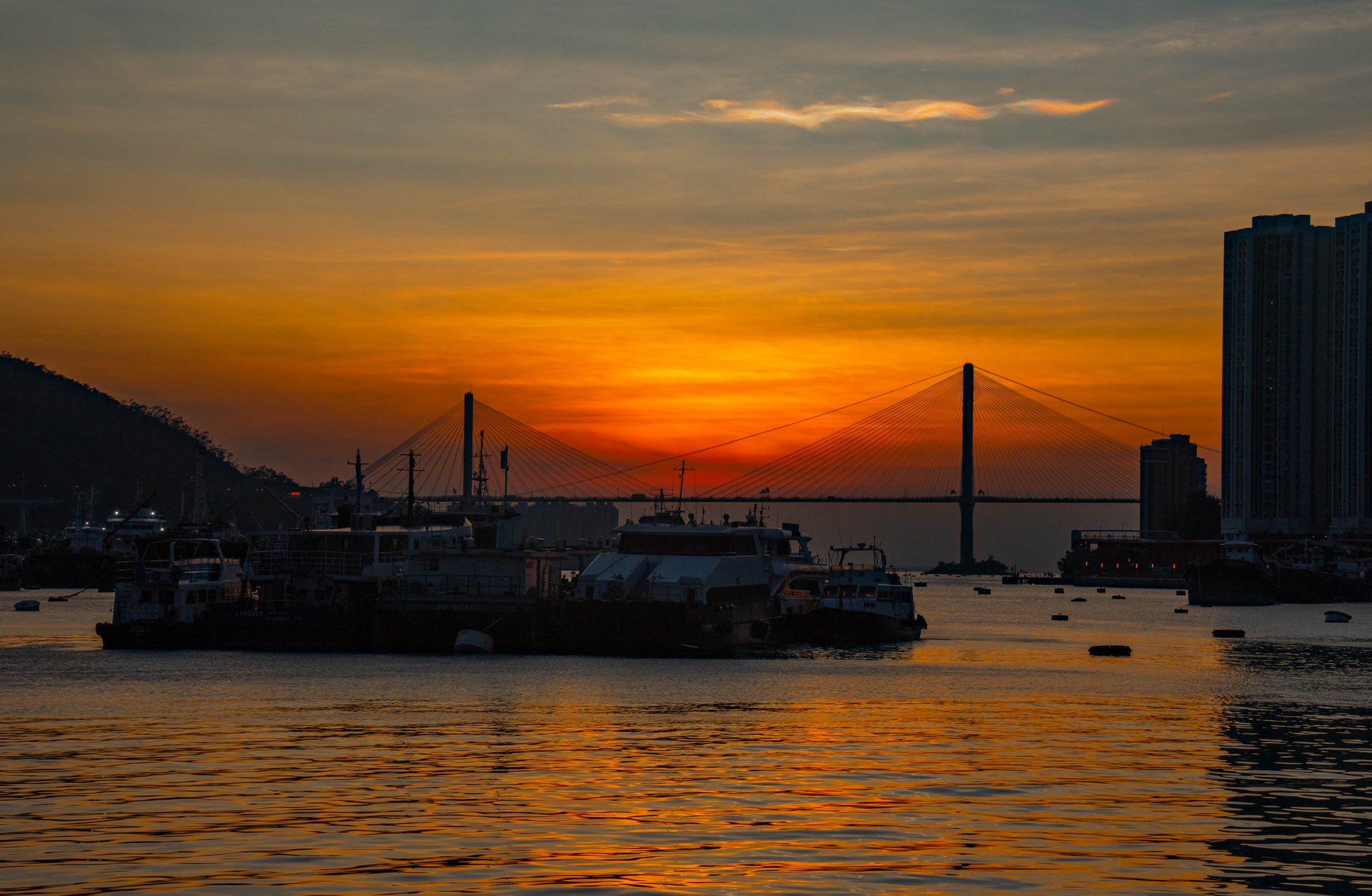 香港上空現「飛龍」,天文台表示需要浪形雲與虹彩雲完美配合才會出現。(香港天文台 HKO)