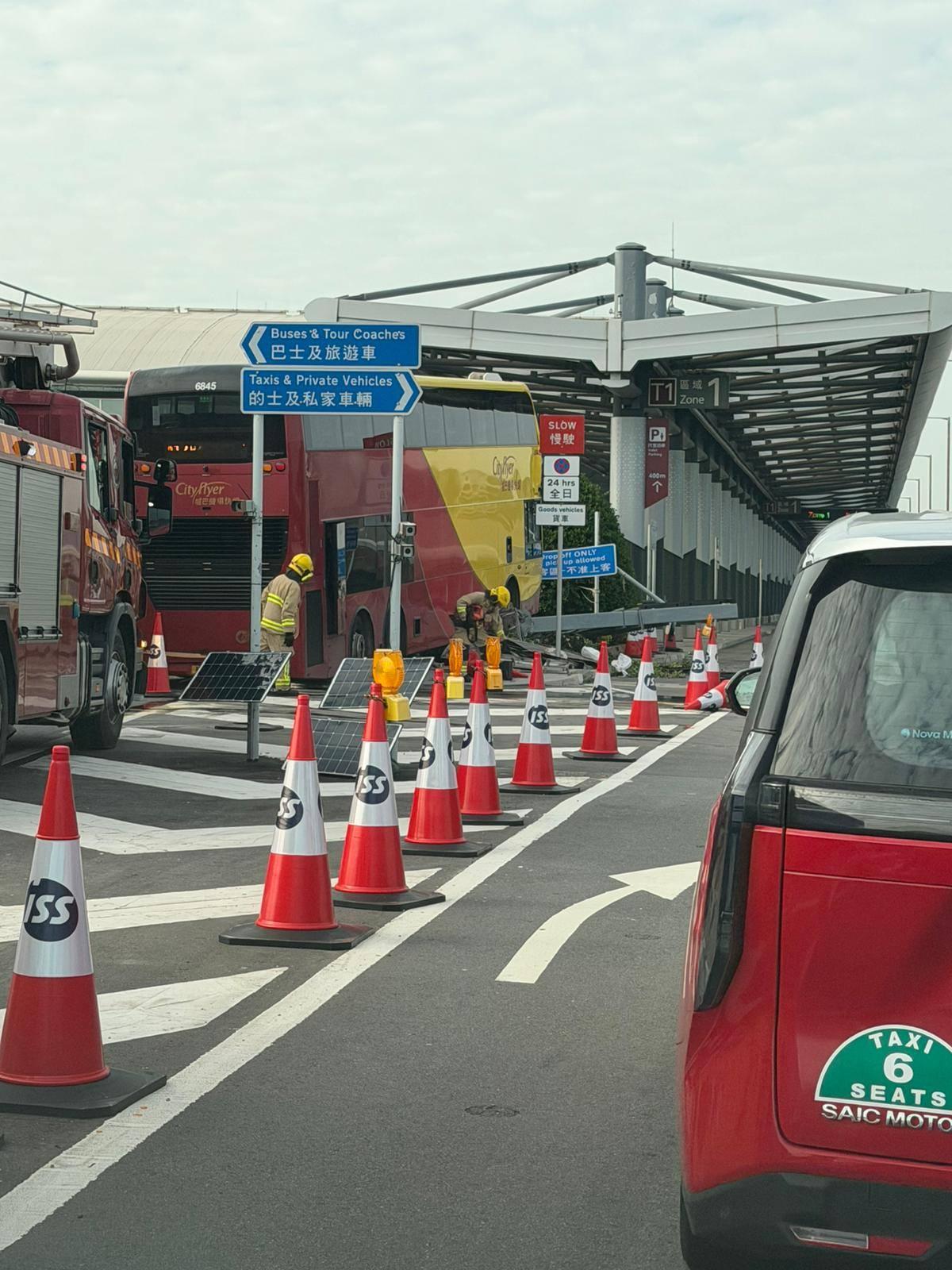 機場一號客運大樓外一輛城巴撞向路壆(香港公共交通智庫FB圖片)