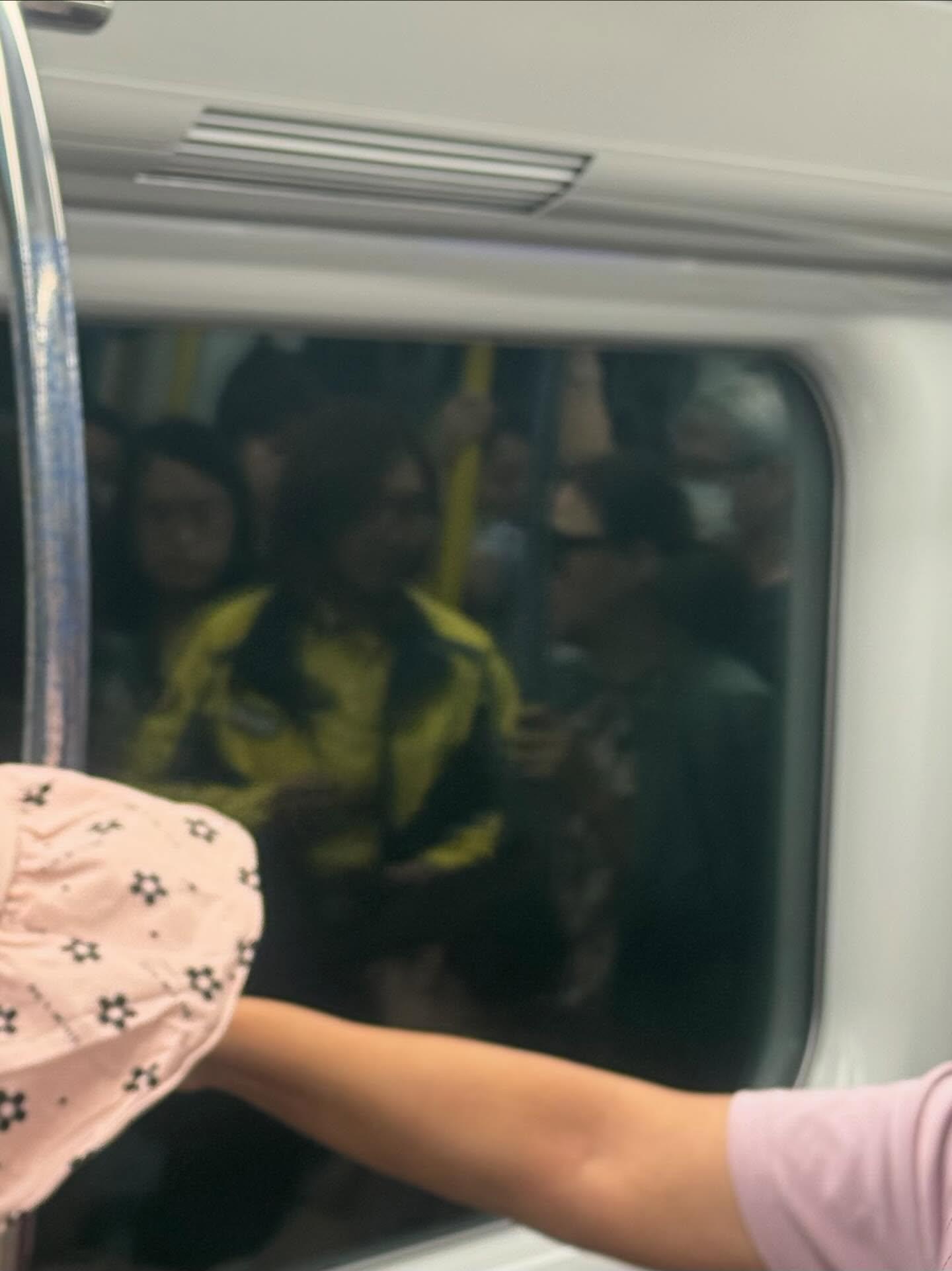 有港鐵乘客分享早上上班時間搭屯馬綫時遇上一名女乘客突暈倒,職員協助時她已醒過來,卻一度拒絕下車去醫院,理由是「要繼續返工」,引發熱議。(Threads)