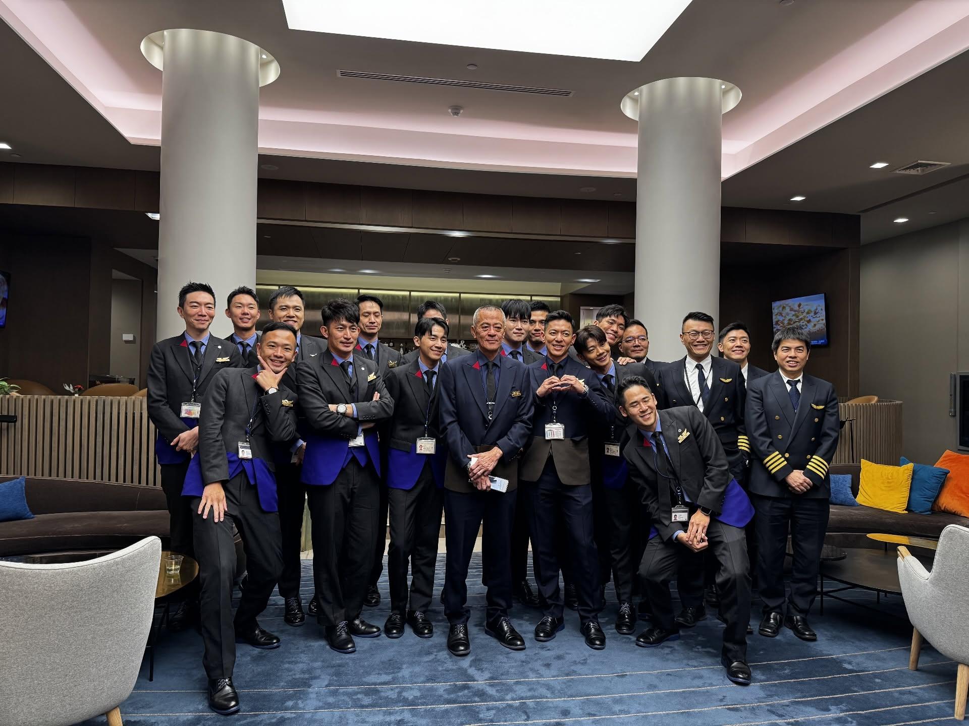 台灣的中華航空首次出現「全空少航班」,15位男性空服員一字排開合照更引發網民熱議。(網上圖片)