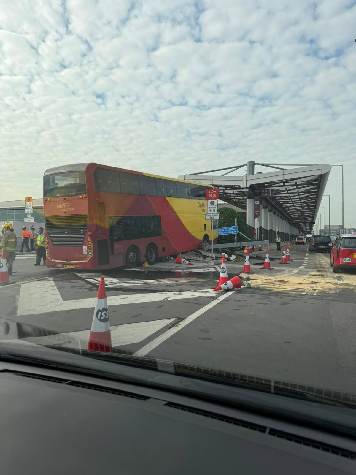 機場一號客運大樓外一輛城巴撞向路壆(香港公共交通智庫FB圖片)