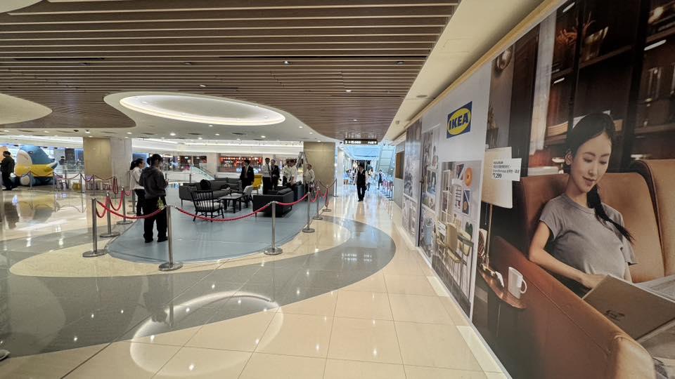 IKEA宜家家居已在屯門市廣場1期3樓位置圍版進行裝修工程,舖位對出空間位置放置家具陳列品及兩隻巨型吉祥物鯊魚和泰迪熊公仔,公仔旁亦放有寫上「宜家嚟啦!」告示架。(真.屯門友fb)