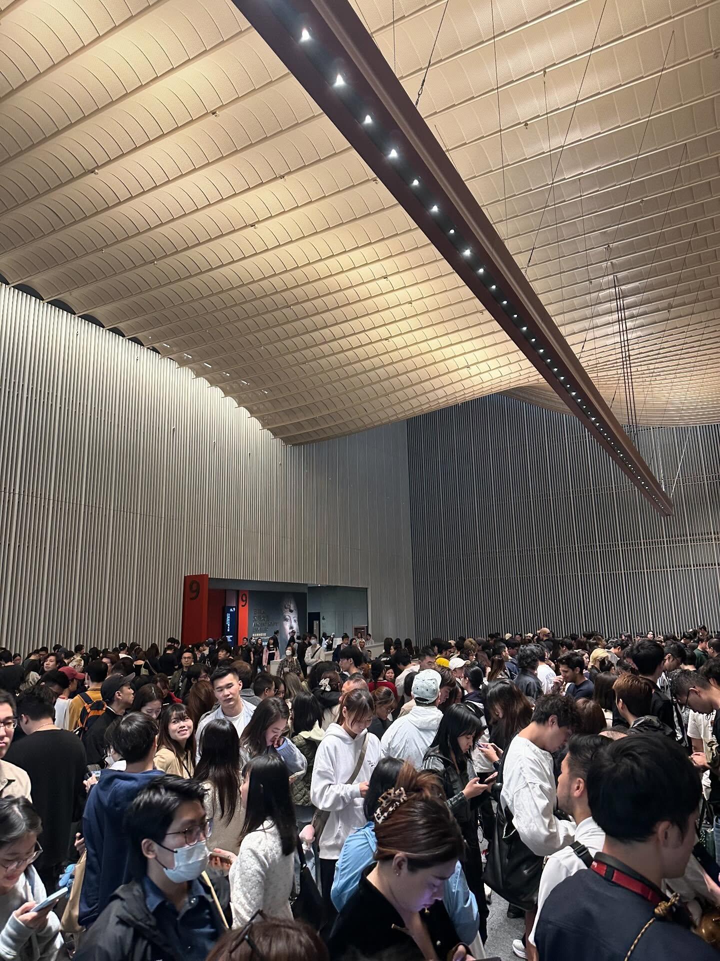 古埃及文明大展首個周末,社交平台有大批網民反映入場人數眾多,每個展館外都排隊最少需時一小時以上,形容場面混亂,另有人要求退款也無人處理。(Threads)