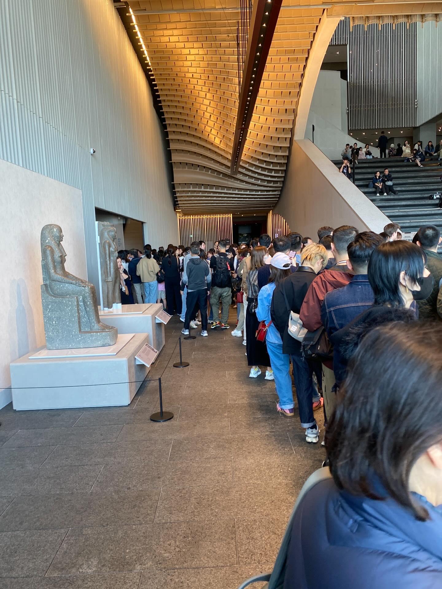 古埃及文明大展首個周末,社交平台有大批網民反映入場人數眾多,每個展館外都排隊最少需時一小時以上,形容場面混亂,另有人要求退款也無人處理。(Threads)