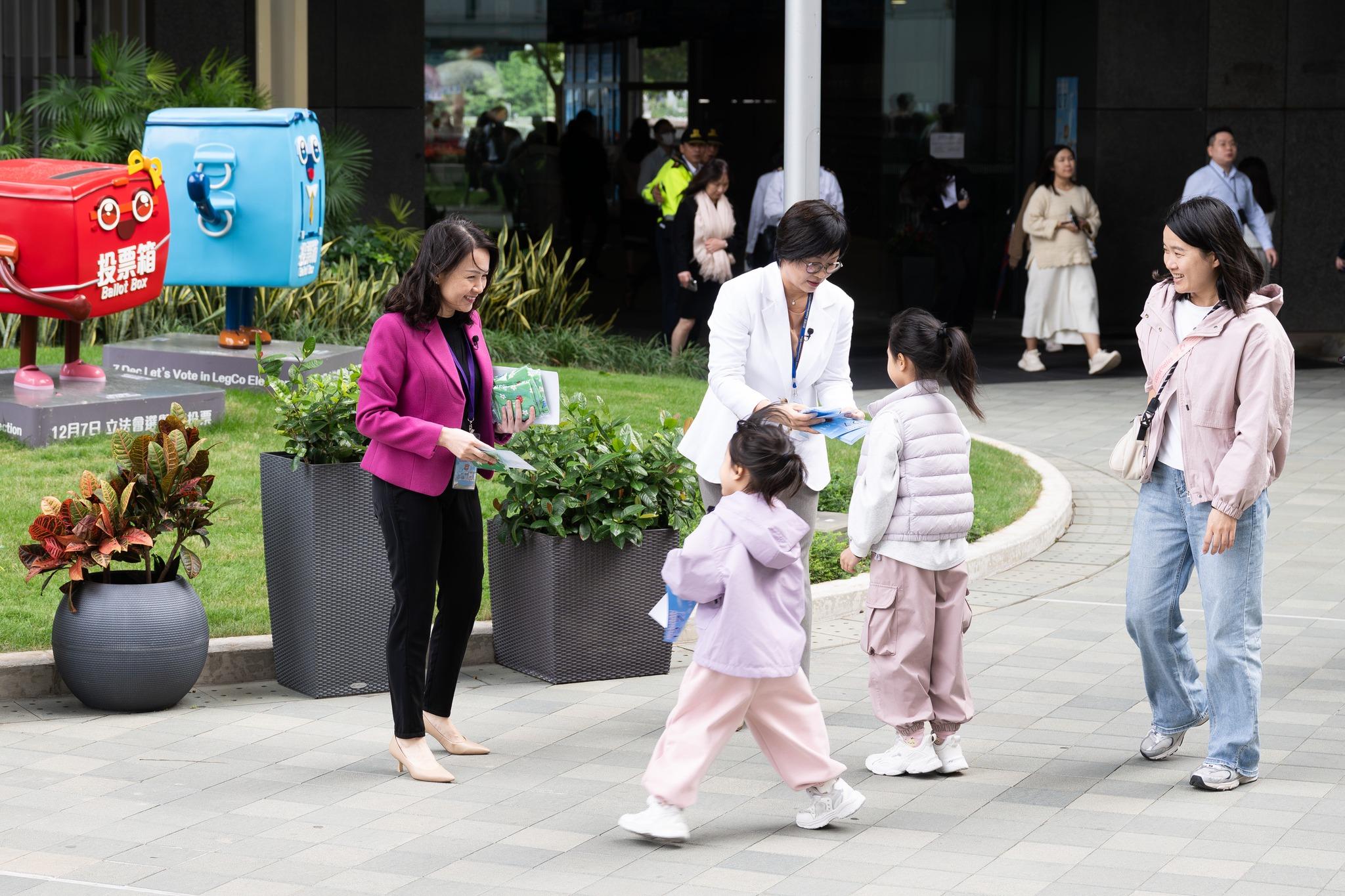 立法會秘書處與行政署拍住上鼓勵市民踴躍投票