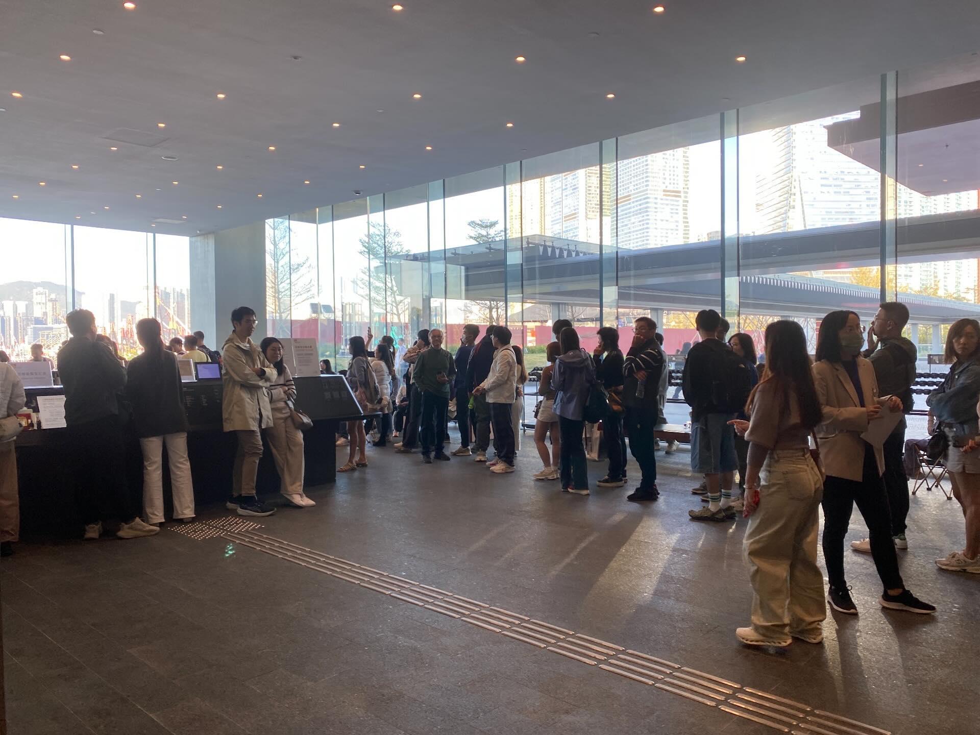 古埃及文明大展首個周末,社交平台有大批網民反映入場人數眾多,每個展館外都排隊最少需時一小時以上,形容場面混亂,另有人要求退款也無人處理。(Threads)