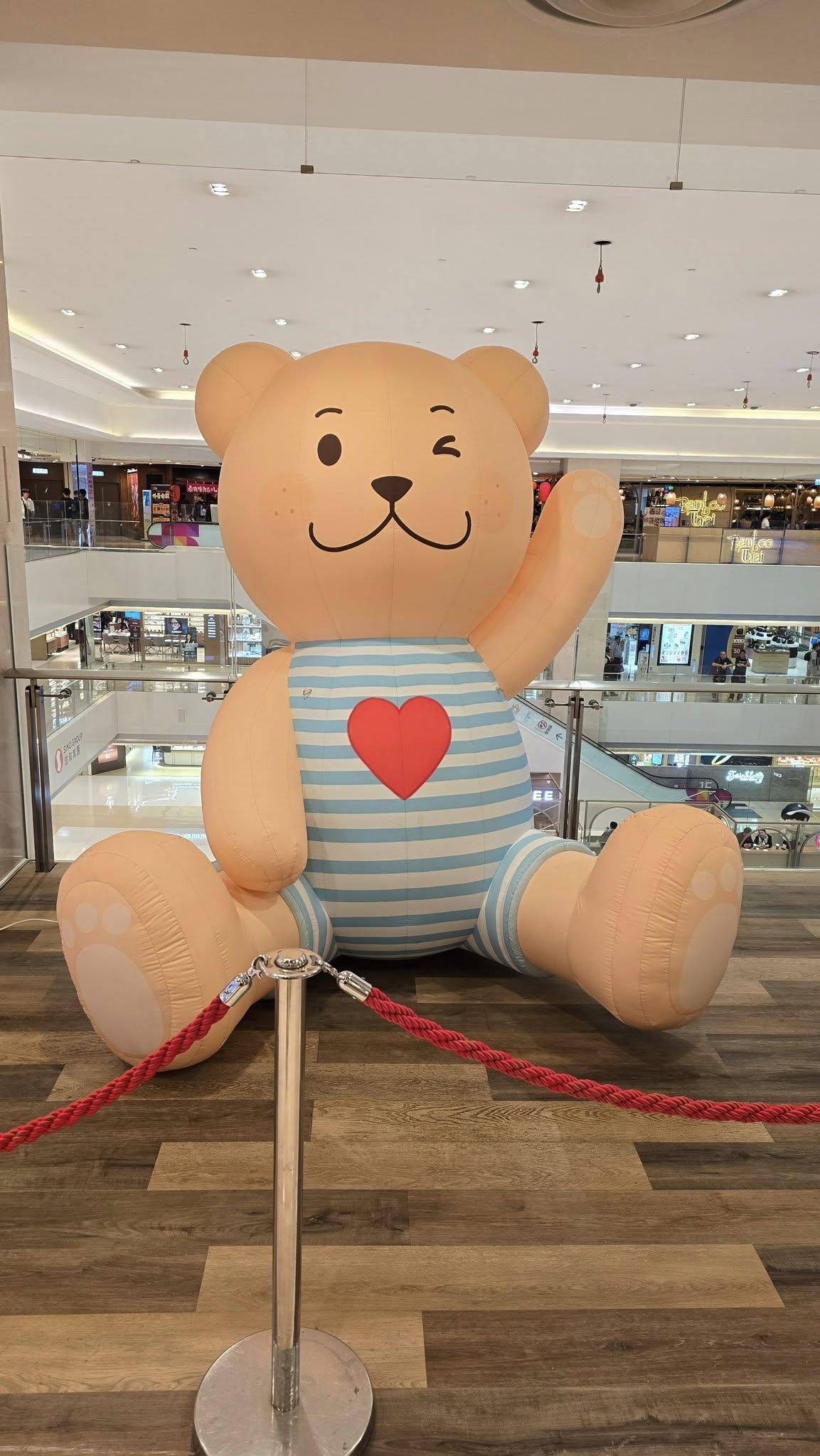 IKEA宜家家居已在屯門市廣場1期3樓位置圍版進行裝修工程,舖位對出空間位置放置家具陳列品及兩隻巨型吉祥物鯊魚和泰迪熊公仔,公仔旁亦放有寫上「宜家嚟啦!」告示架。(真.屯門友fb)