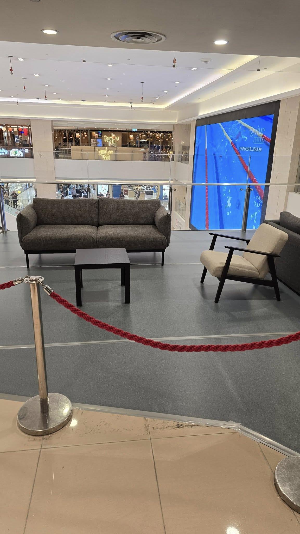 IKEA宜家家居已在屯門市廣場1期3樓位置圍版進行裝修工程,舖位對出空間位置放置家具陳列品及兩隻巨型吉祥物鯊魚和泰迪熊公仔,公仔旁亦放有寫上「宜家嚟啦!」告示架。(真.屯門友fb)