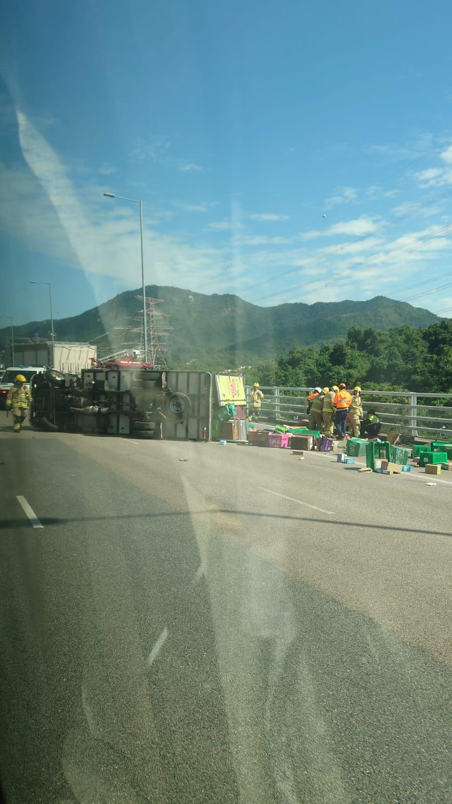 粉嶺公路一輛HKTVmall貨車發生交通意外。(fb「馬路的事討論區」圖片)