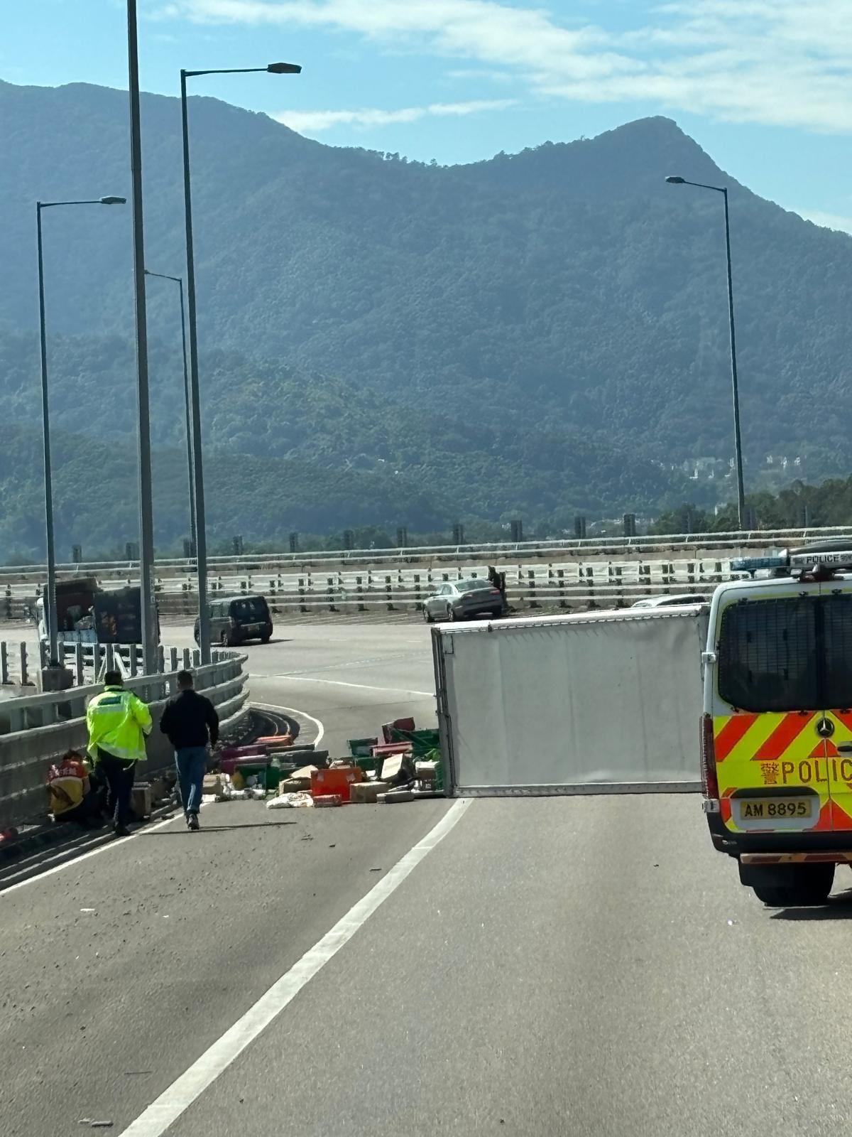 粉嶺公路一輛HKTVmall貨車發生交通意外。(fb「馬路的事討論區」圖片)