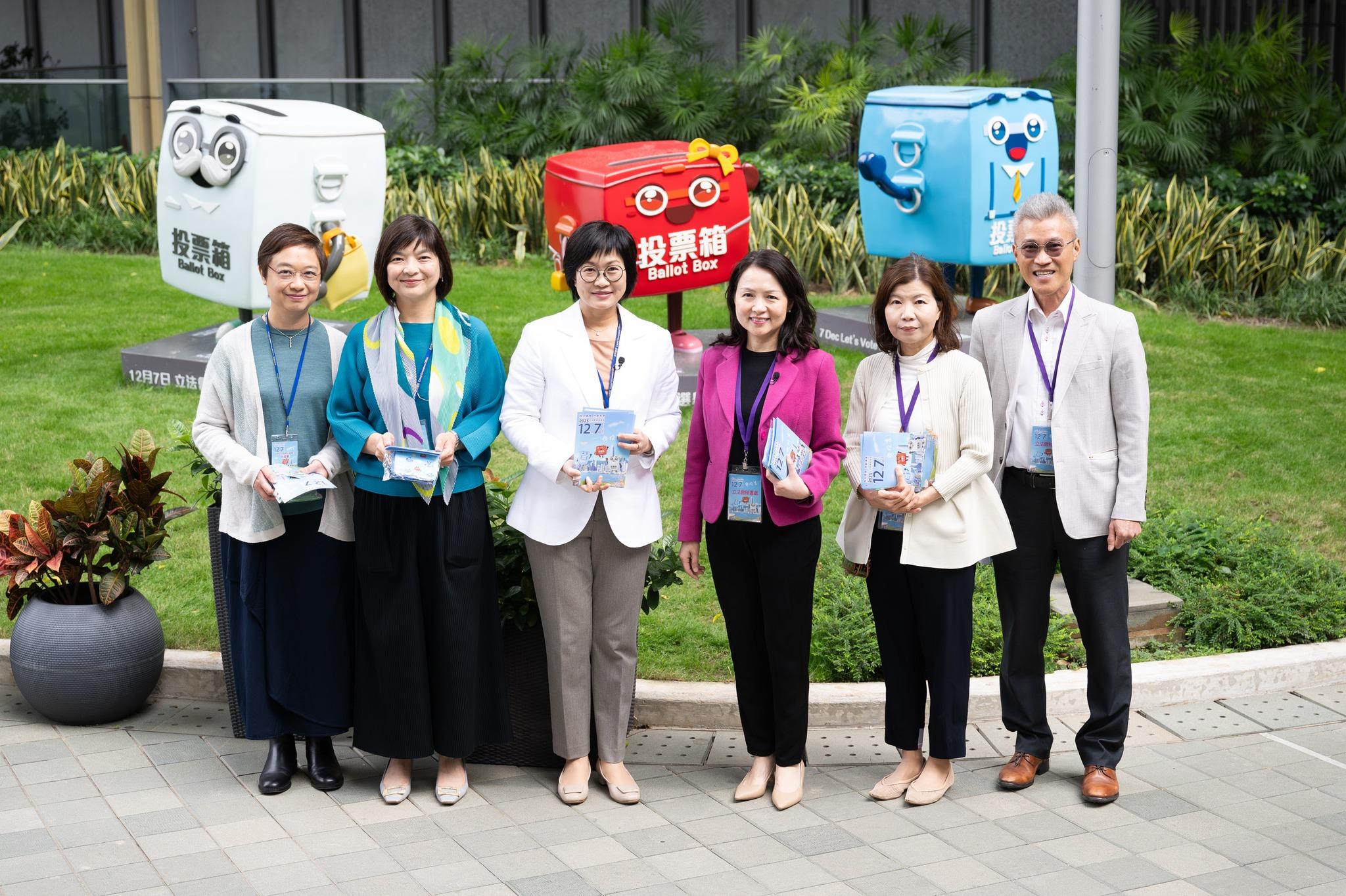 立法會秘書處與行政署拍住上鼓勵市民踴躍投票