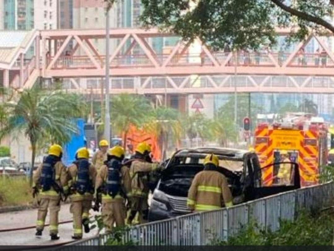 事後七人車燒至車身熏黑。(網上圖片)