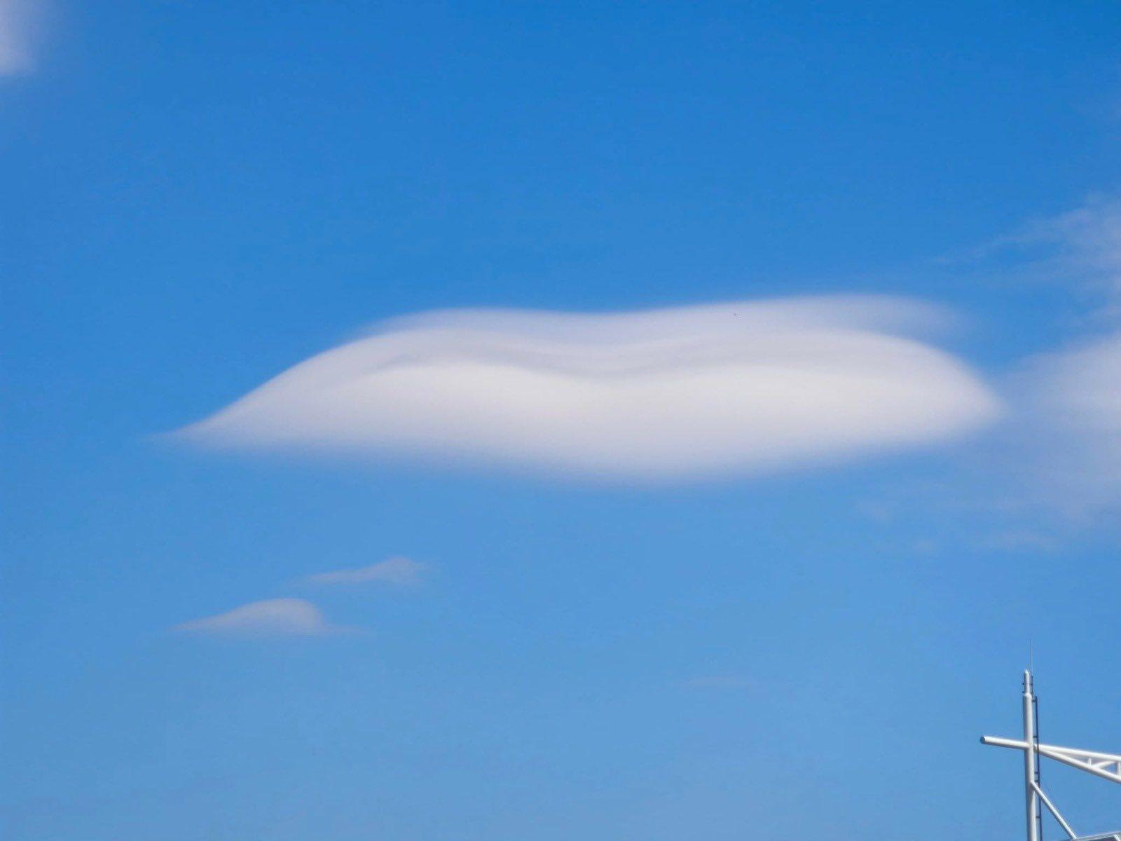 維港上空驚現「飛碟雲」,天文台:莢狀雲多數與地形有關。(香港天文台 HKO)