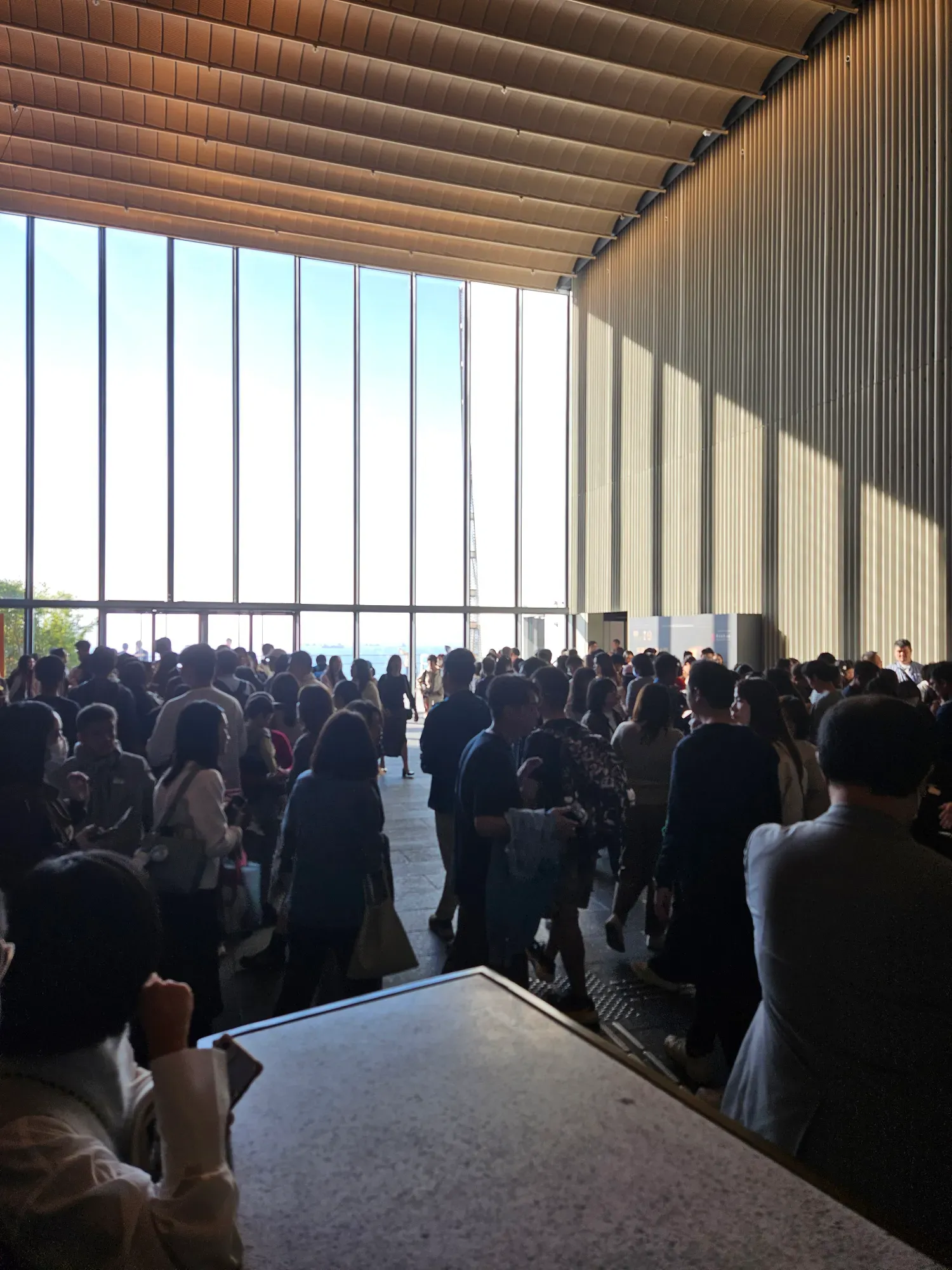 古埃及文明大展首個周末,社交平台有大批網民反映入場人數眾多,每個展館外都排隊最少需時一小時以上,形容場面混亂,另有人要求退款也無人處理。(Threads)