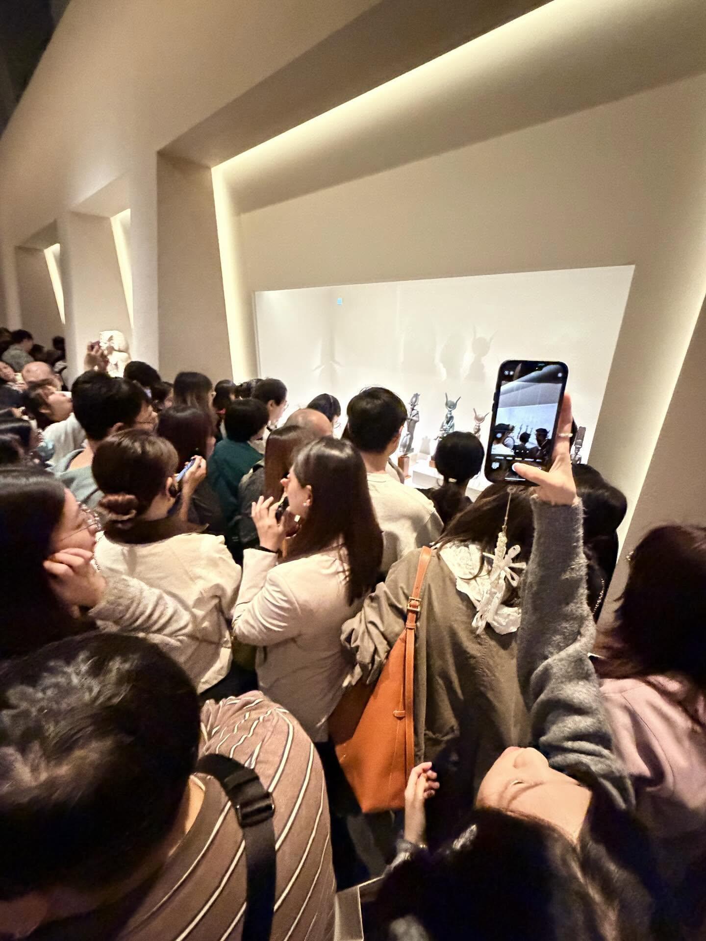 古埃及文明大展首個周末,社交平台有大批網民反映入場人數眾多,每個展館外都排隊最少需時一小時以上,形容場面混亂,另有人要求退款也無人處理。(Threads)