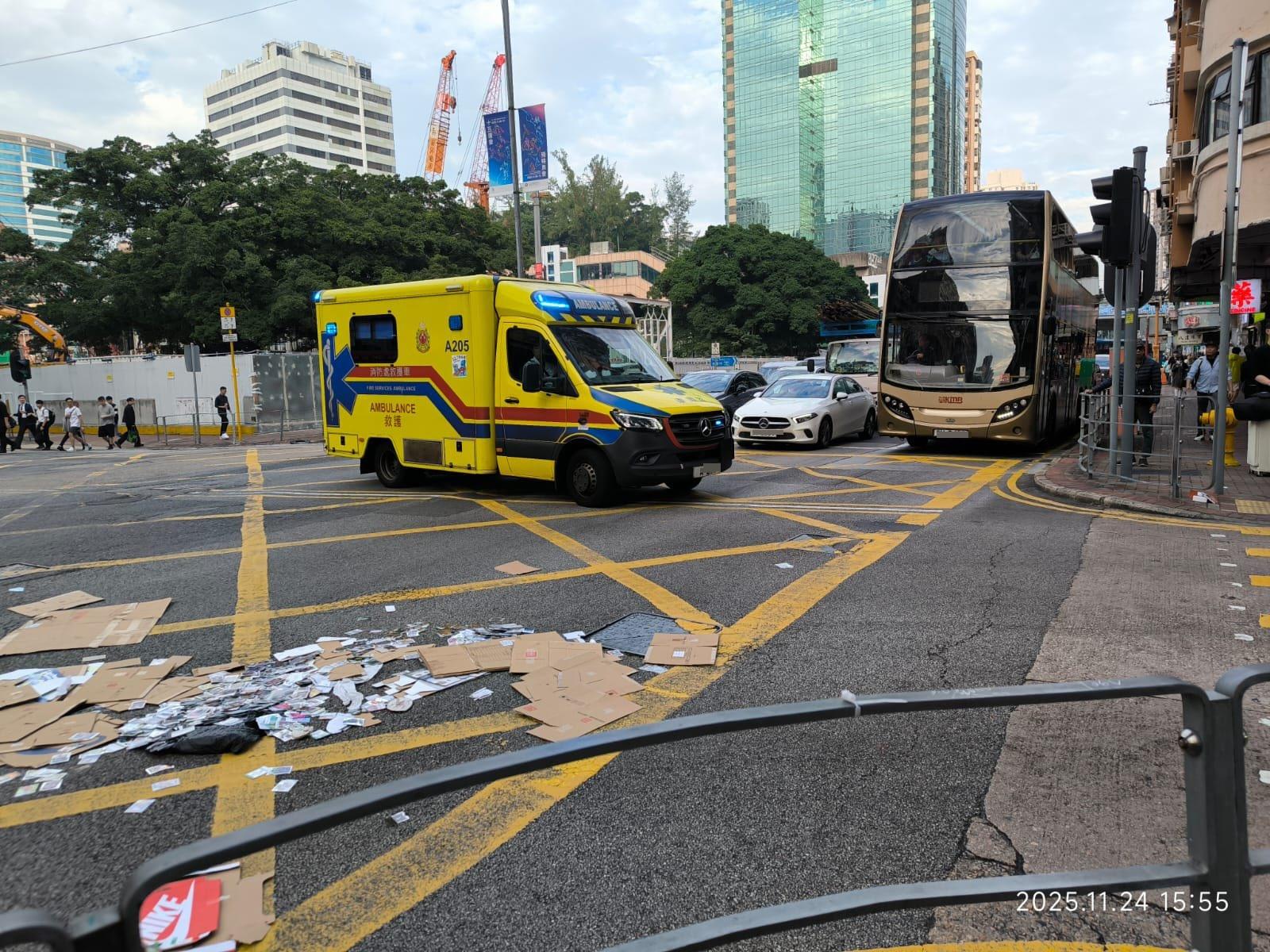 旺角老婦捱旅遊巴撞當場死亡,現場遺大堆紙皮。(馬路的事討論區)