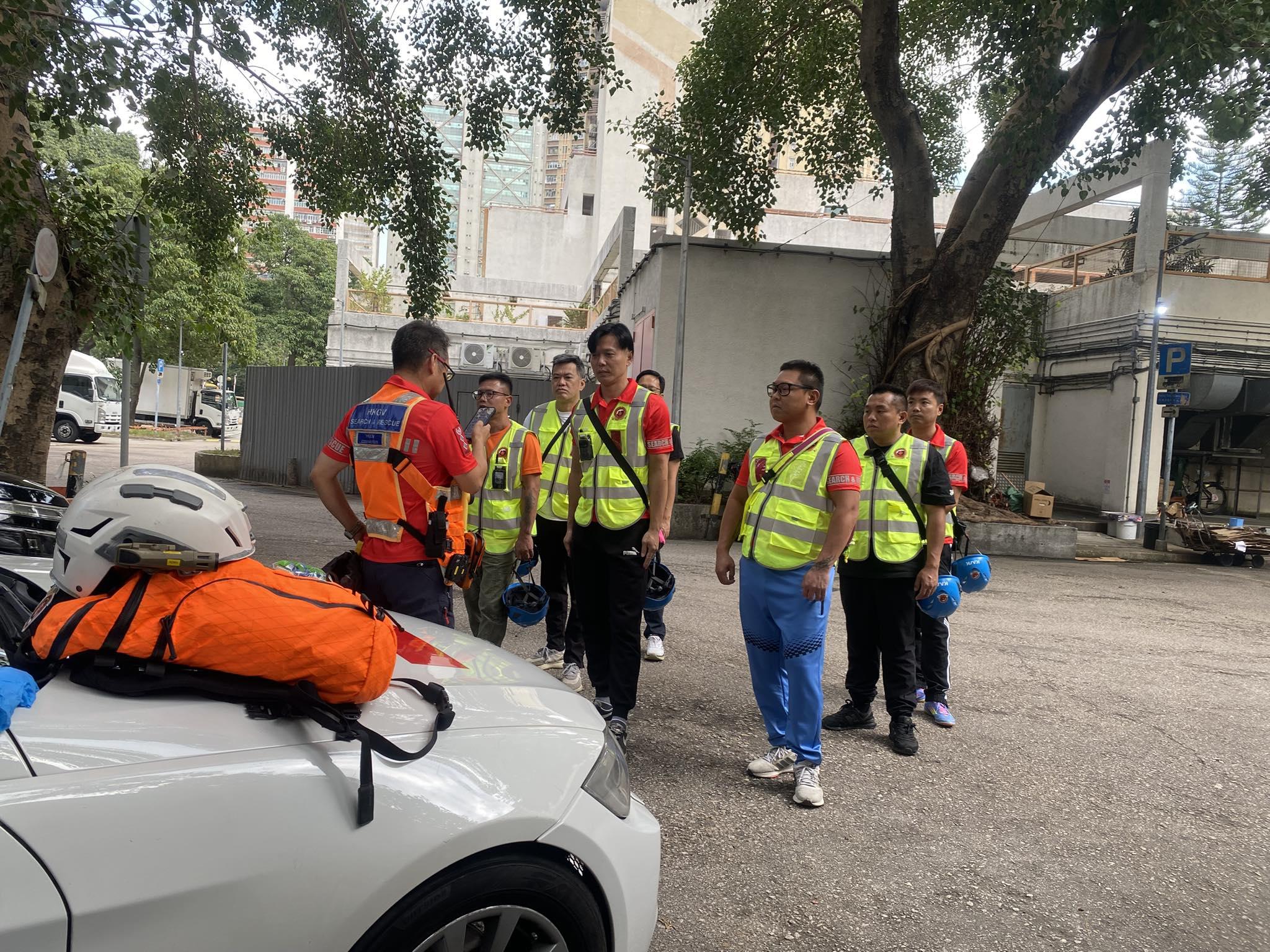 香港守望者服務團帶同搜索犬協助搜索。(香港守望者服務團Facebook)