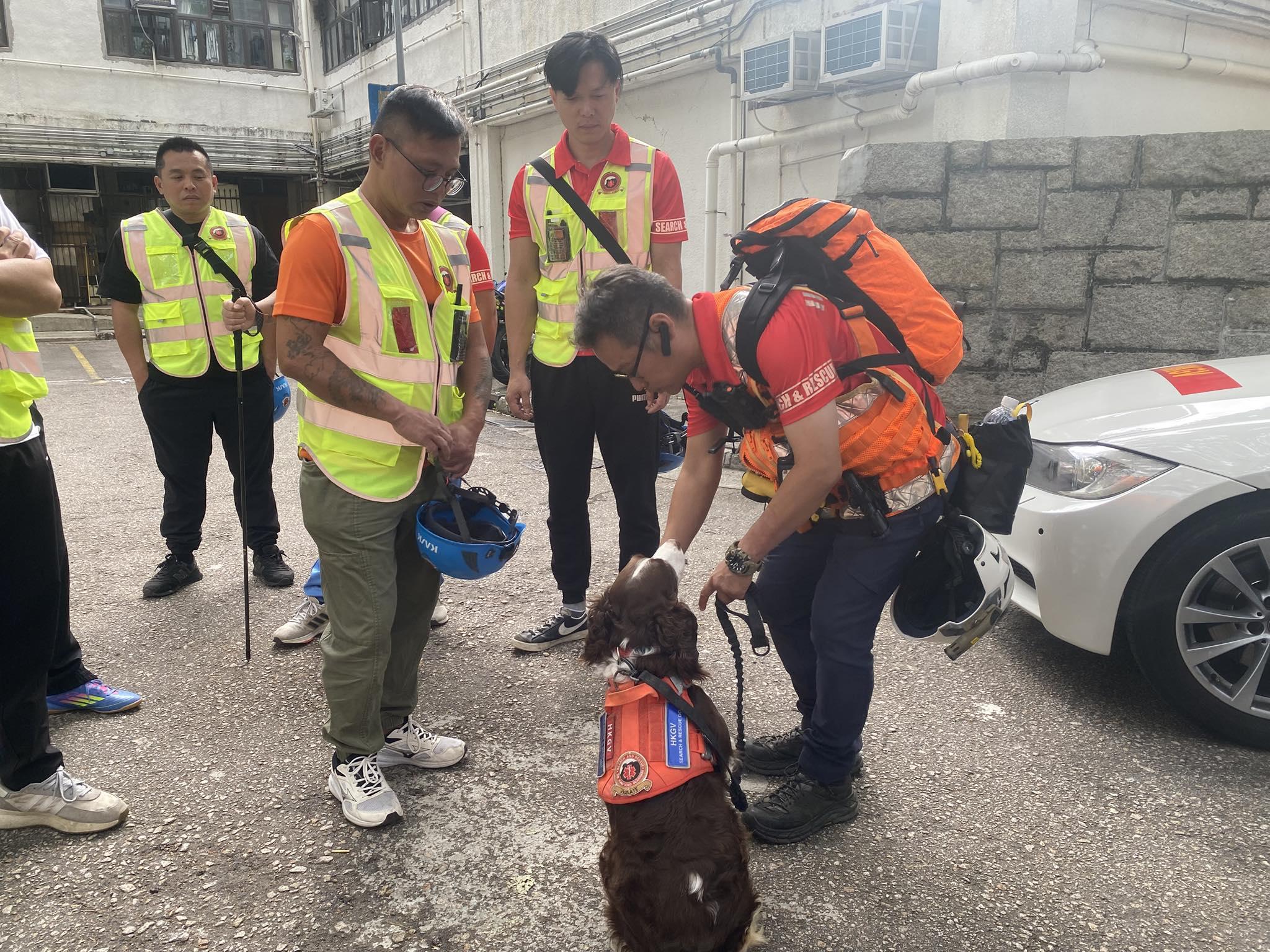 香港守望者服務團帶同搜索犬協助搜索。(香港守望者服務團Facebook)