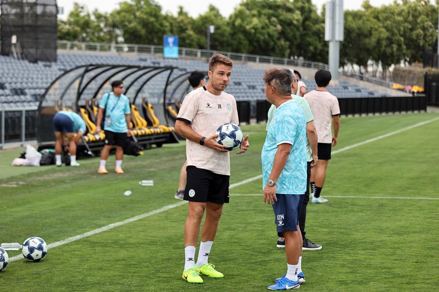 大埔足球會出戰亞冠二小組作客澳洲麥克亞瑟,將會在賽事中帶上黑色臂紗作賽,賽事開始前將進行一分鐘默哀。(大埔足球會FB)