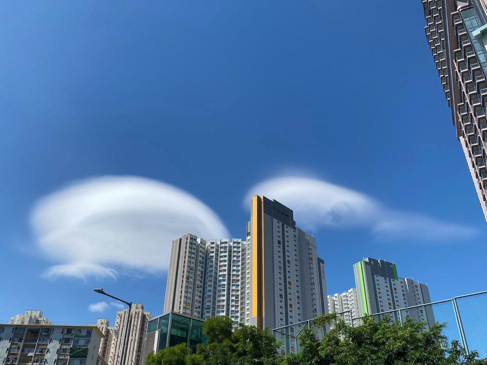 維港上空驚現「飛碟雲」,天文台:莢狀雲多數與地形有關。(香港天文台 HKO)