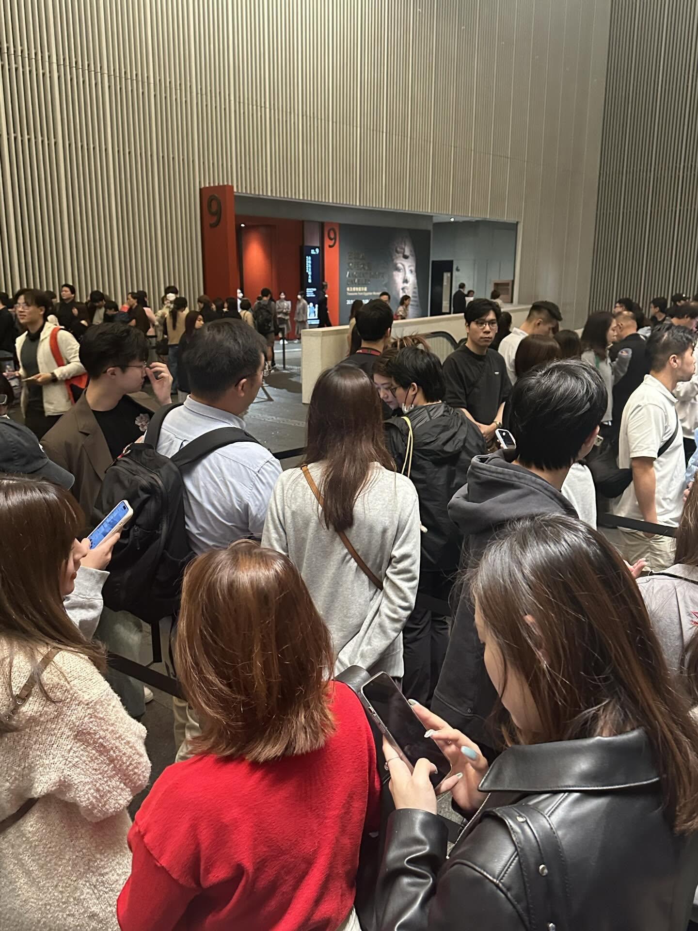 古埃及文明大展首個周末,社交平台有大批網民反映入場人數眾多,每個展館外都排隊最少需時一小時以上,形容場面混亂,另有人要求退款也無人處理。(Threads)