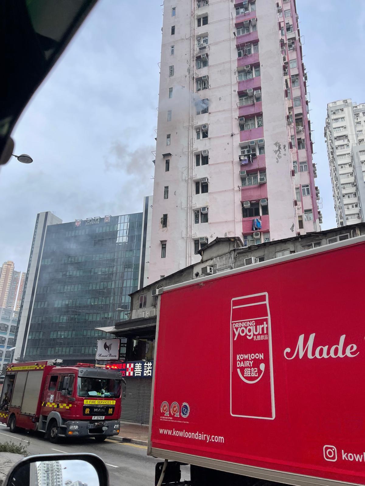 荃灣荃樂大廈一單位起火。(香港突發事故報料區2.0)