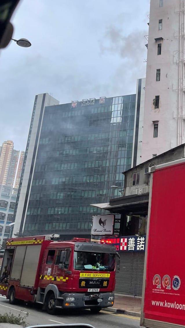 荃灣荃樂大廈一單位起火。(香港突發事故報料區2.0)