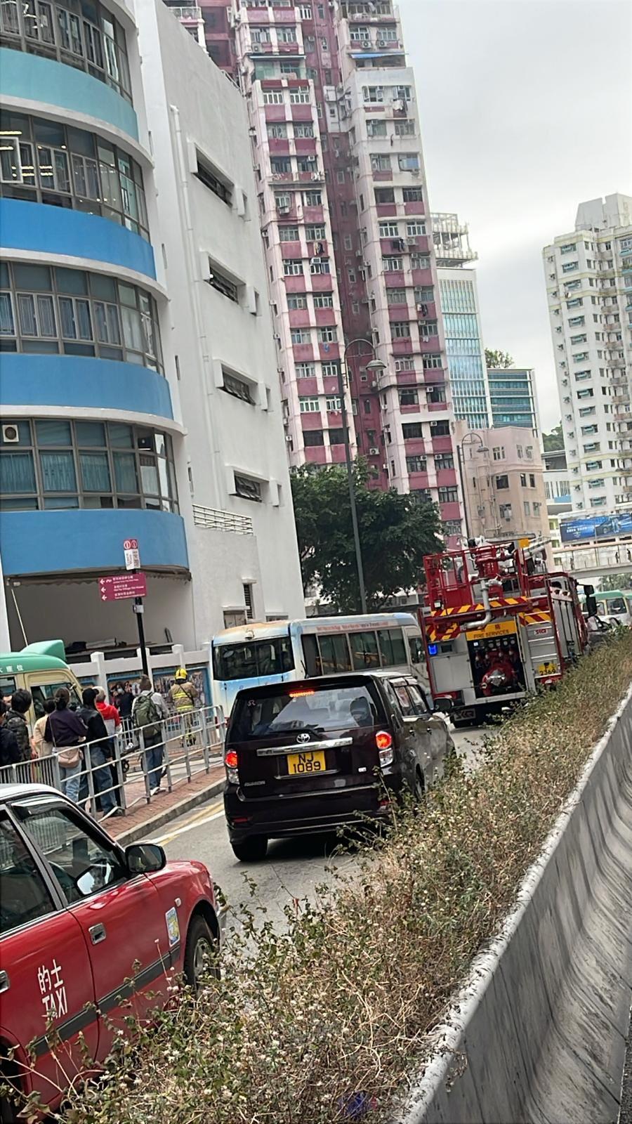 荃灣荃樂大廈一單位起火。(香港突發事故報料區2.0)