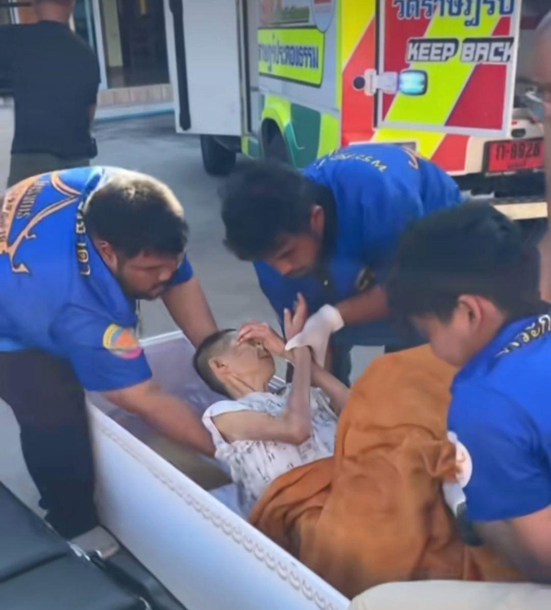 寺廟工作人員突然聽見棺材內傳來敲打聲,打開後發現她仍有生命跡象,緊急將其送醫治療。