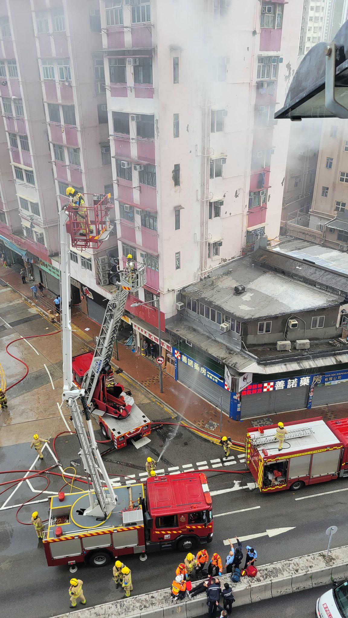 荃灣荃樂大廈一單位起火。(香港突發事故報料區2.0)