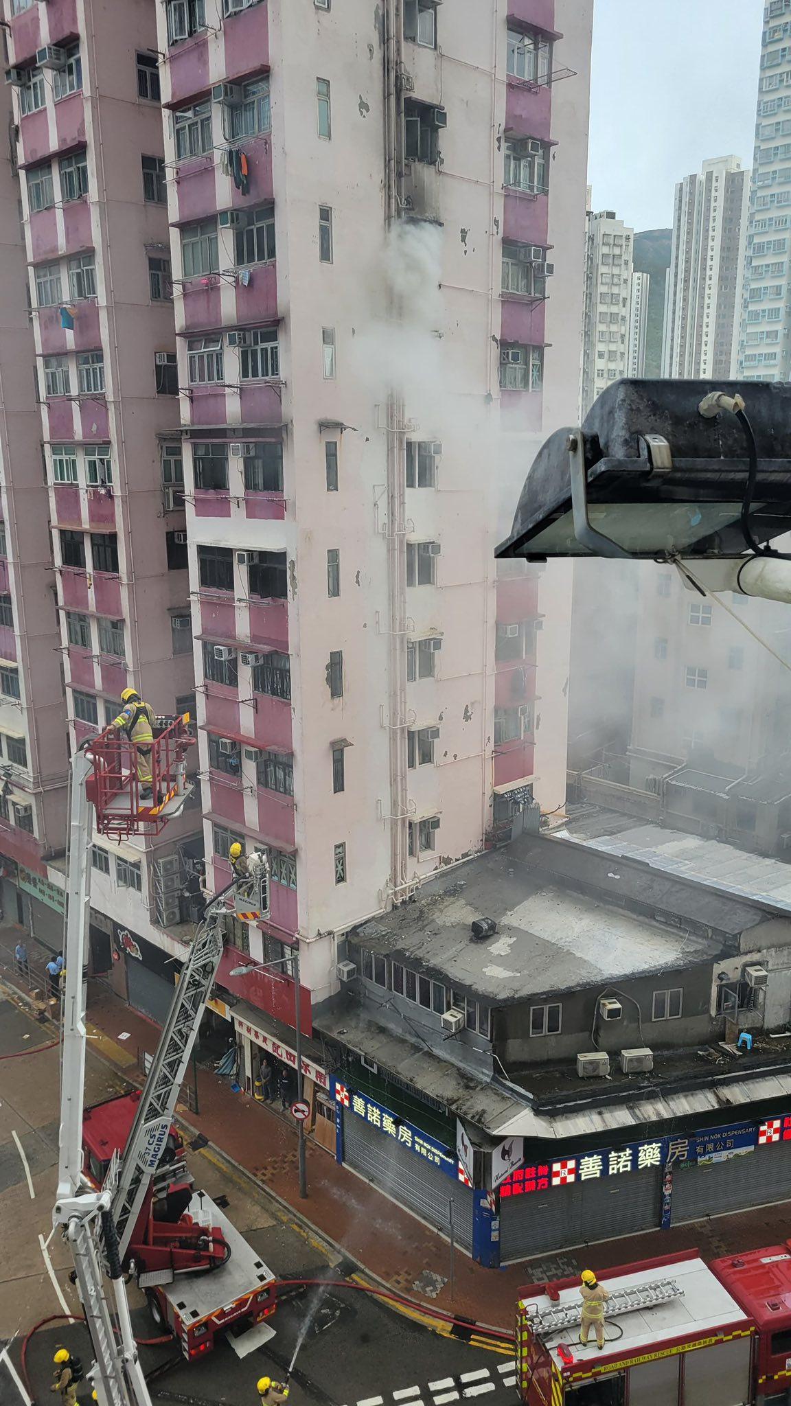 荃灣荃樂大廈一單位起火。(香港突發事故報料區2.0)