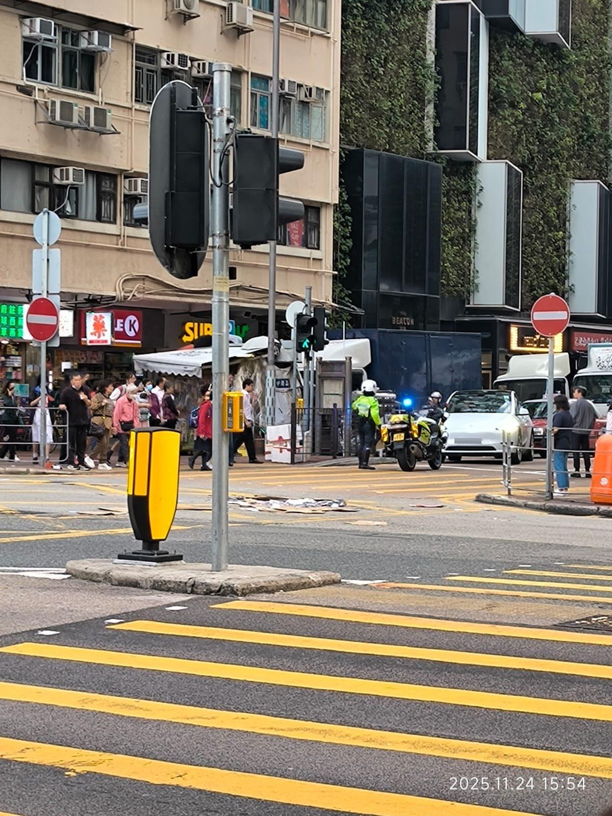 旺角老婦捱旅遊巴撞當場死亡,現場遺大堆紙皮。(馬路的事討論區)