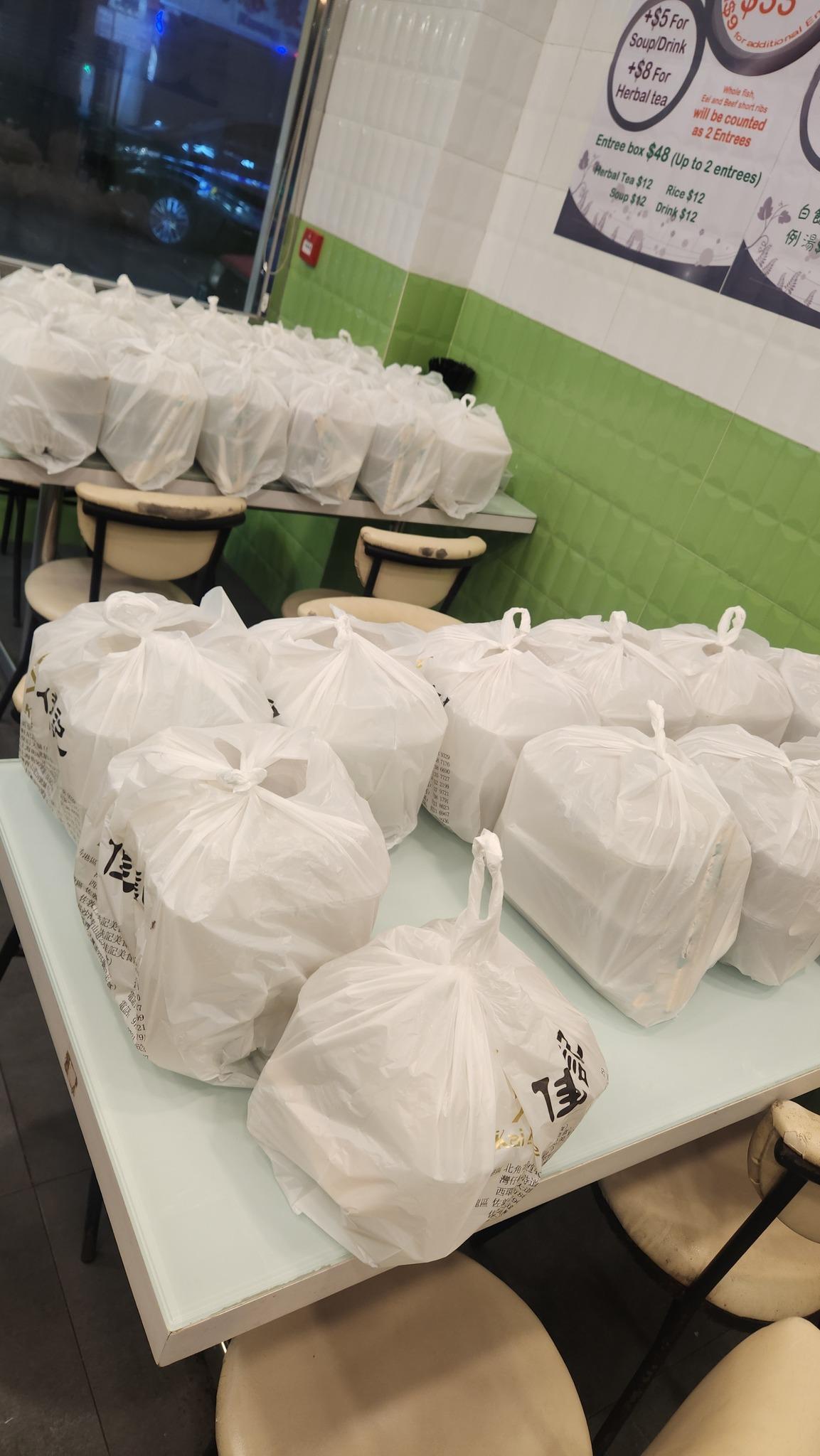 大埔宏福苑五級火,「泰極星食品公司」老闆向坐擁冰室和兩餸飯共兩間舖的「佳記」老闆黃生求助,30分鐘內兩店製作出250個飯盒(泰極星食品公司fb)