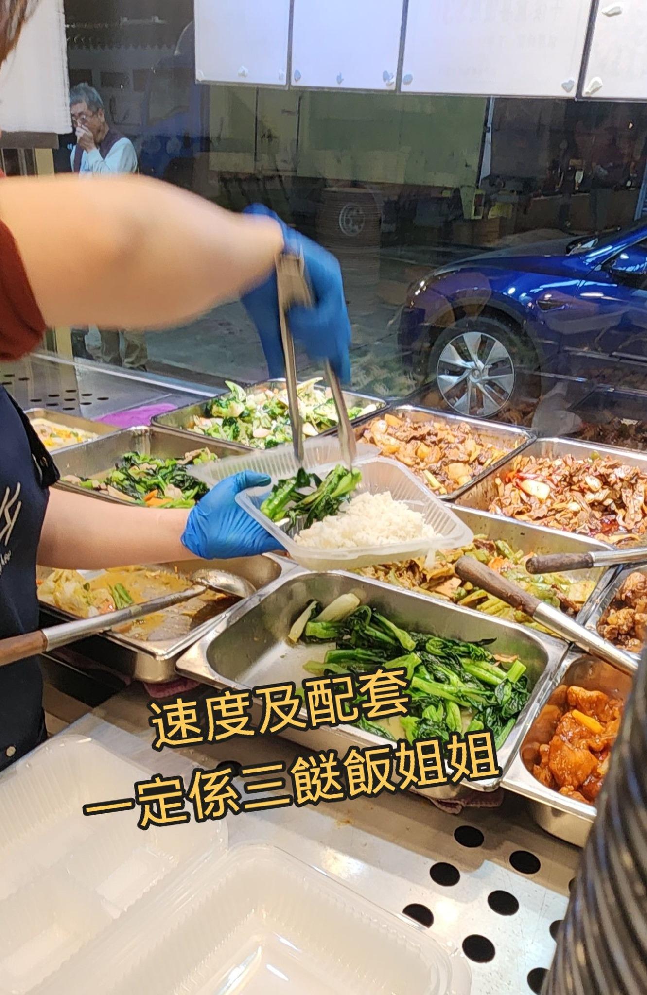 大埔宏福苑五級火,「泰極星食品公司」老闆向坐擁冰室和兩餸飯共兩間舖的「佳記」老闆黃生求助,30分鐘內兩店製作出250個飯盒(泰極星食品公司fb)