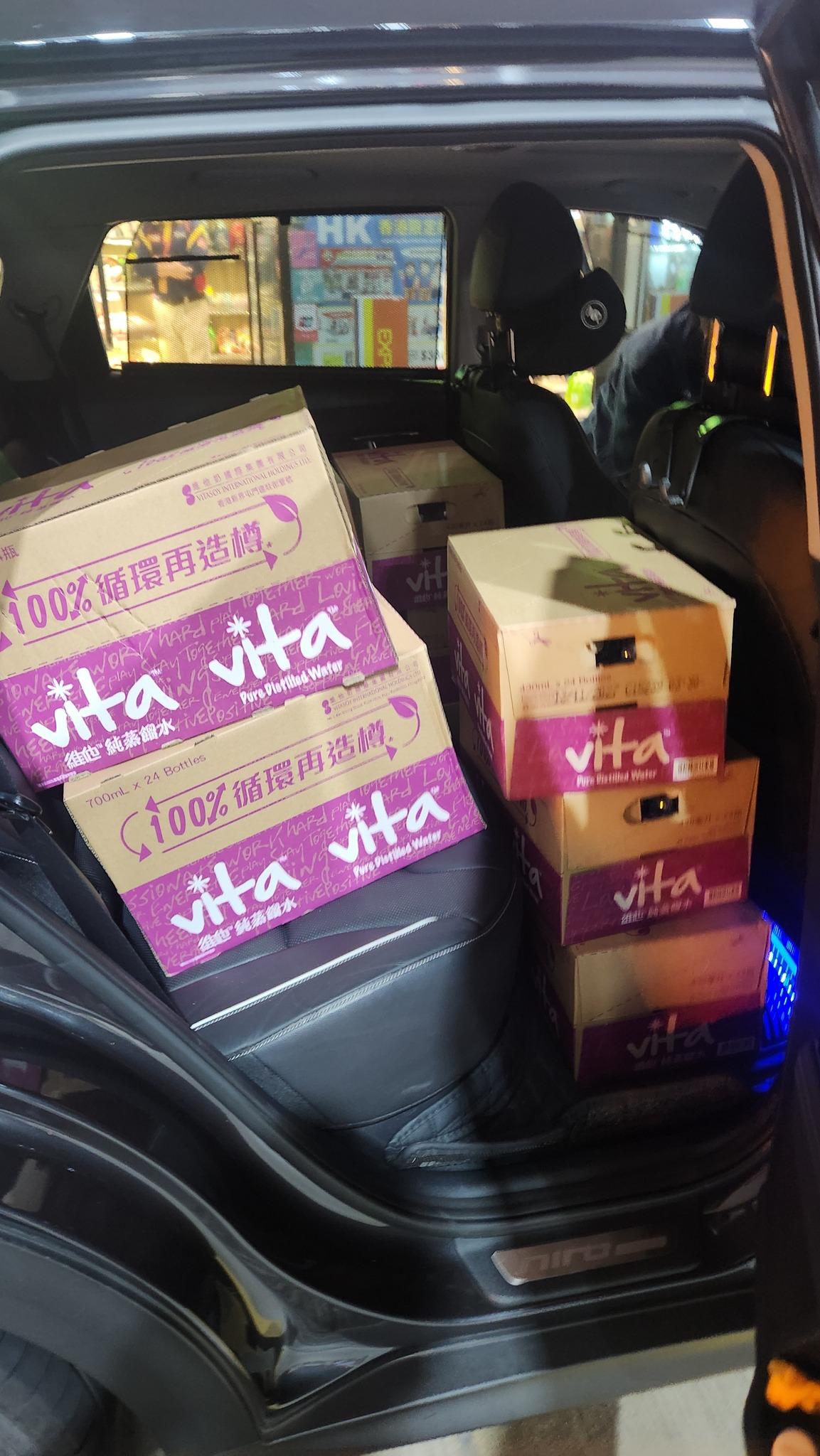 大埔宏福苑五級火,「泰極星食品公司」老闆向坐擁冰室和兩餸飯共兩間舖的「佳記」老闆黃生求助,30分鐘內兩店製作出250個飯盒(泰極星食品公司fb)