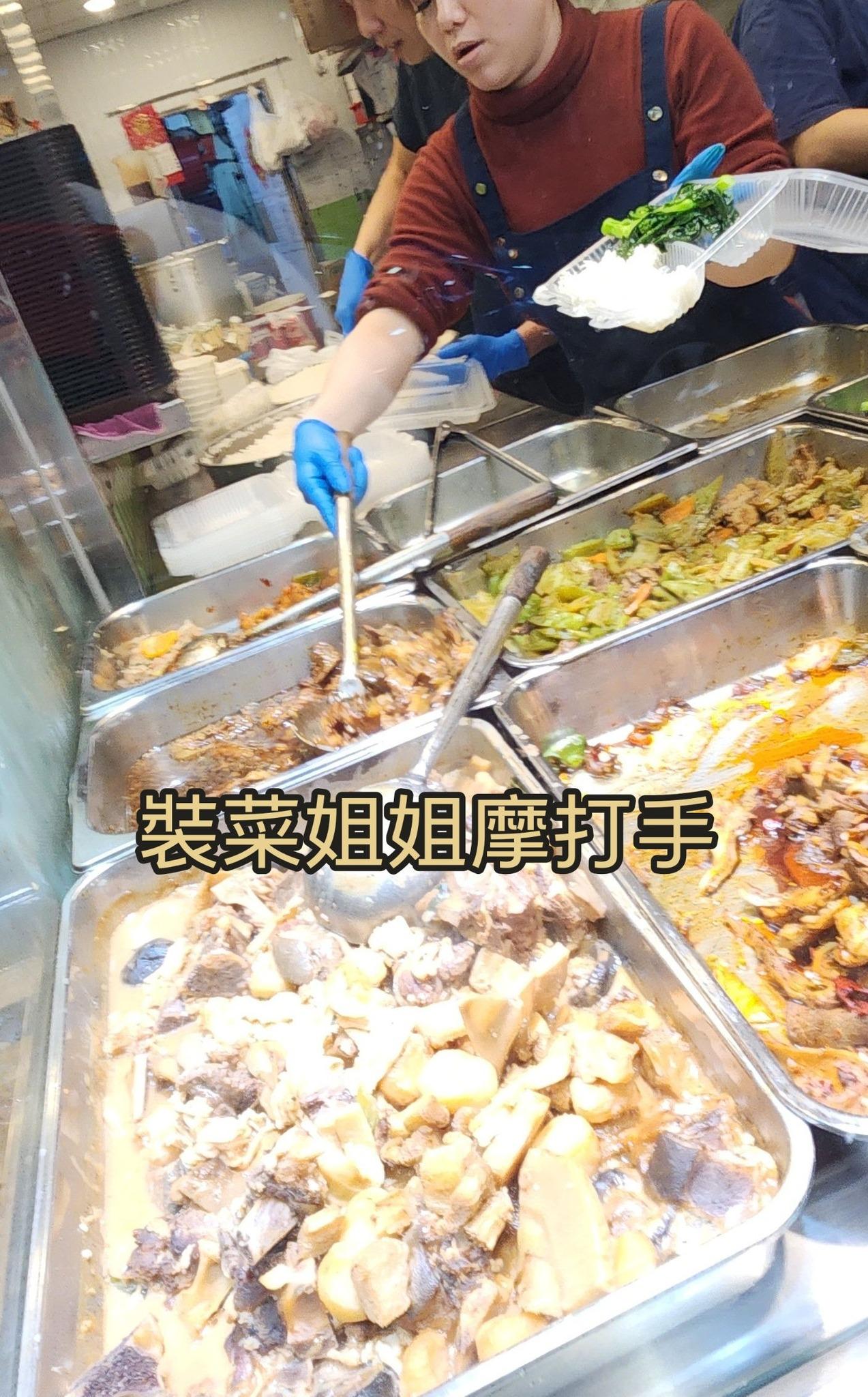 大埔宏福苑五級火,「泰極星食品公司」老闆向坐擁冰室和兩餸飯共兩間舖的「佳記」老闆黃生求助,30分鐘內兩店製作出250個飯盒(泰極星食品公司fb)