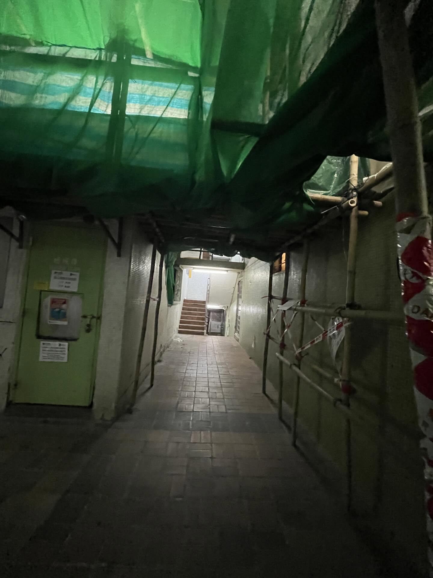 穗禾苑共有9座,每座有36層,前年起進行翻新大維修,造價逾3.88億,全部大廈均搭棚。(Threads)