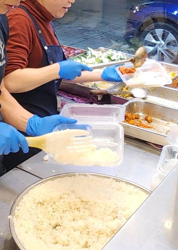 大埔宏福苑五級火,「泰極星食品公司」老闆向坐擁冰室和兩餸飯共兩間舖的「佳記」老闆黃生求助,30分鐘內兩店製作出250個飯盒(泰極星食品公司fb)