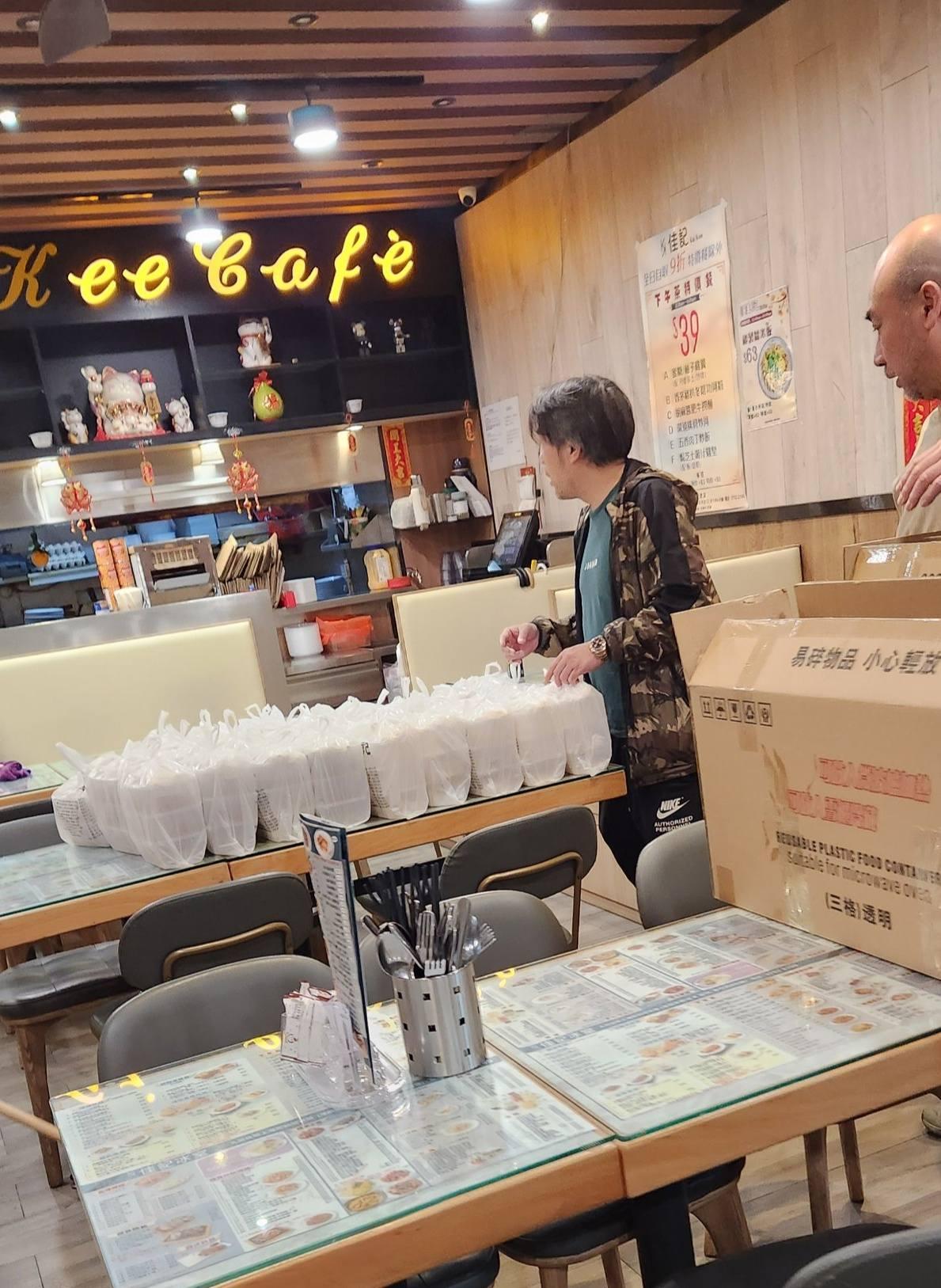 大埔宏福苑五級火,「泰極星食品公司」老闆向坐擁冰室和兩餸飯共兩間舖的「佳記」老闆黃生求助,30分鐘內兩店製作出250個飯盒(泰極星食品公司fb)