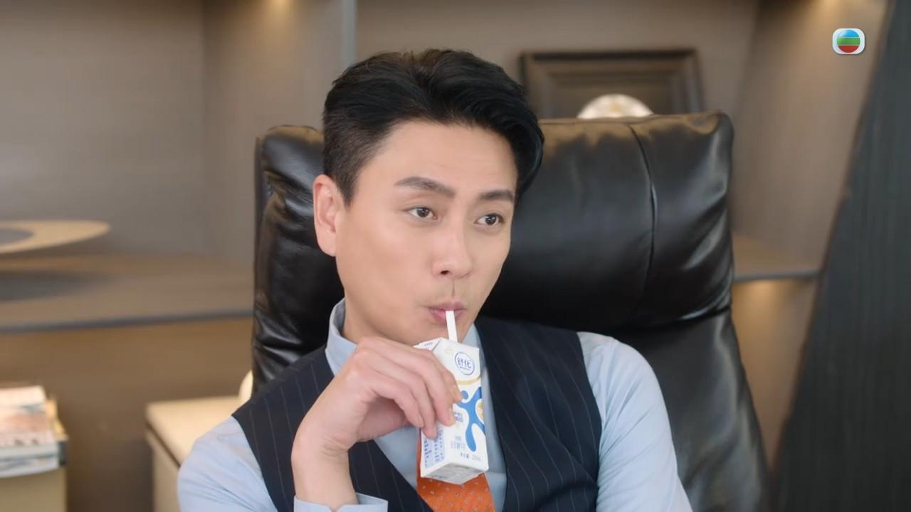 黃宗澤「輕佻樣衰格飲奶」惹網民討論。