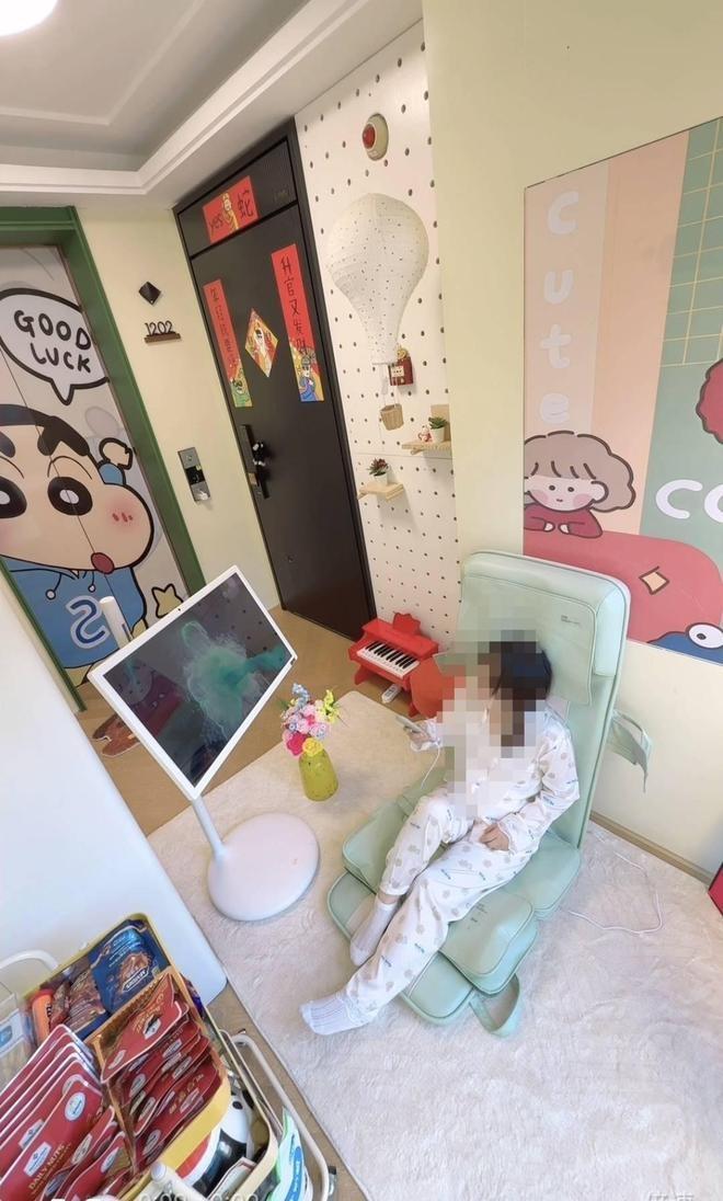 內地網紅改造寓所公共電梯大堂,變私人影院打邊爐引爭議。(互聯網)