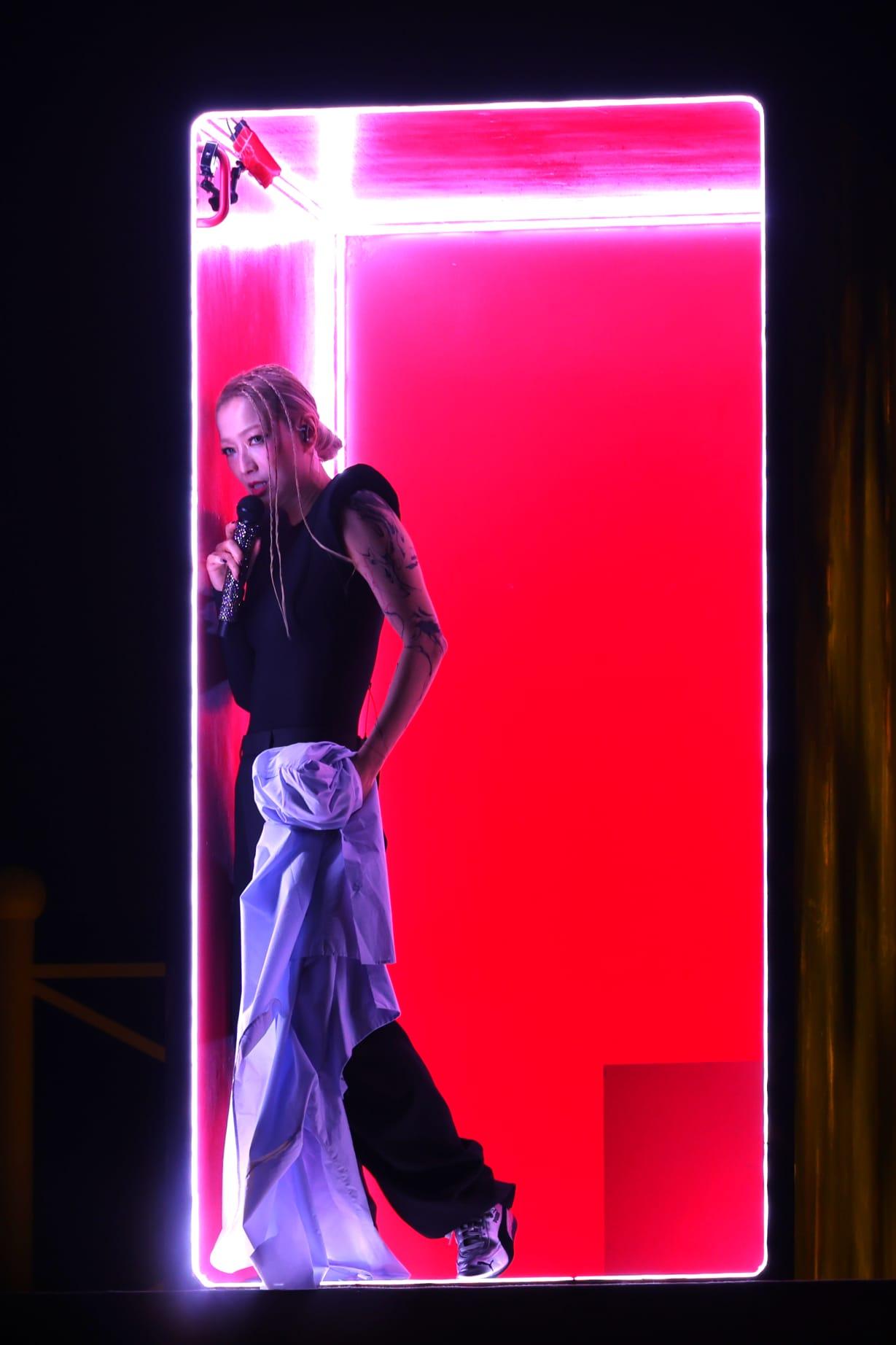 鄭秀文Sammi與張敬軒《Most Wanted 》拉闊音樂會,Sammi隨衣櫃升上舞台張敬軒的《顏色⋯氣味》。(林俊源攝)