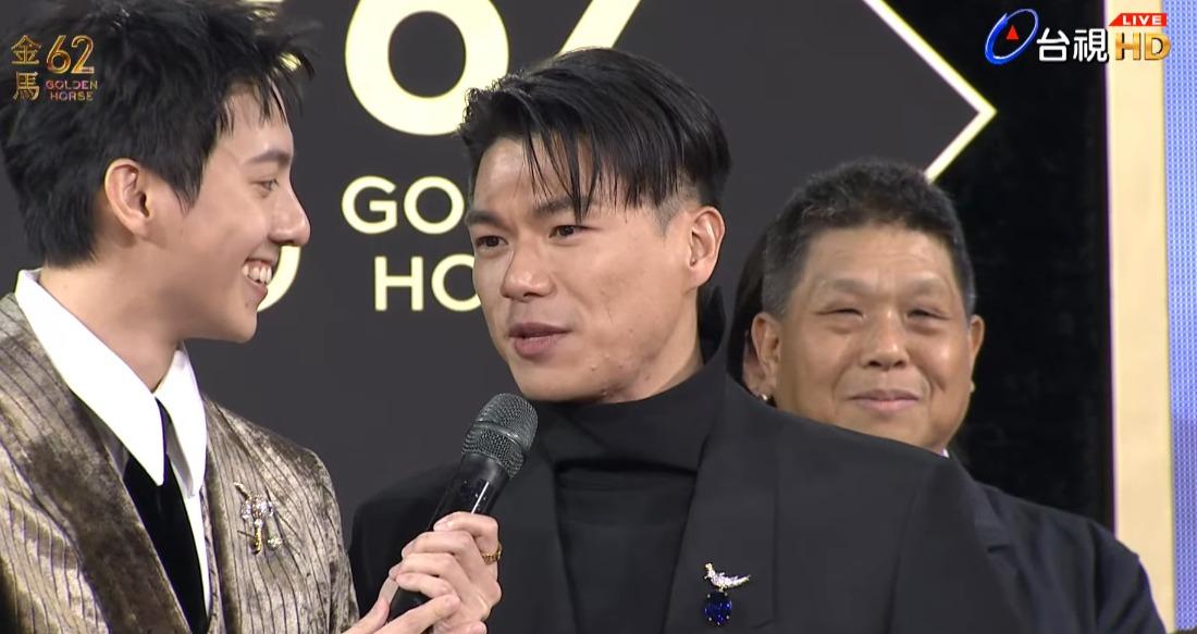 柯煒林笑說有抱抱父母望能沾上幸運。