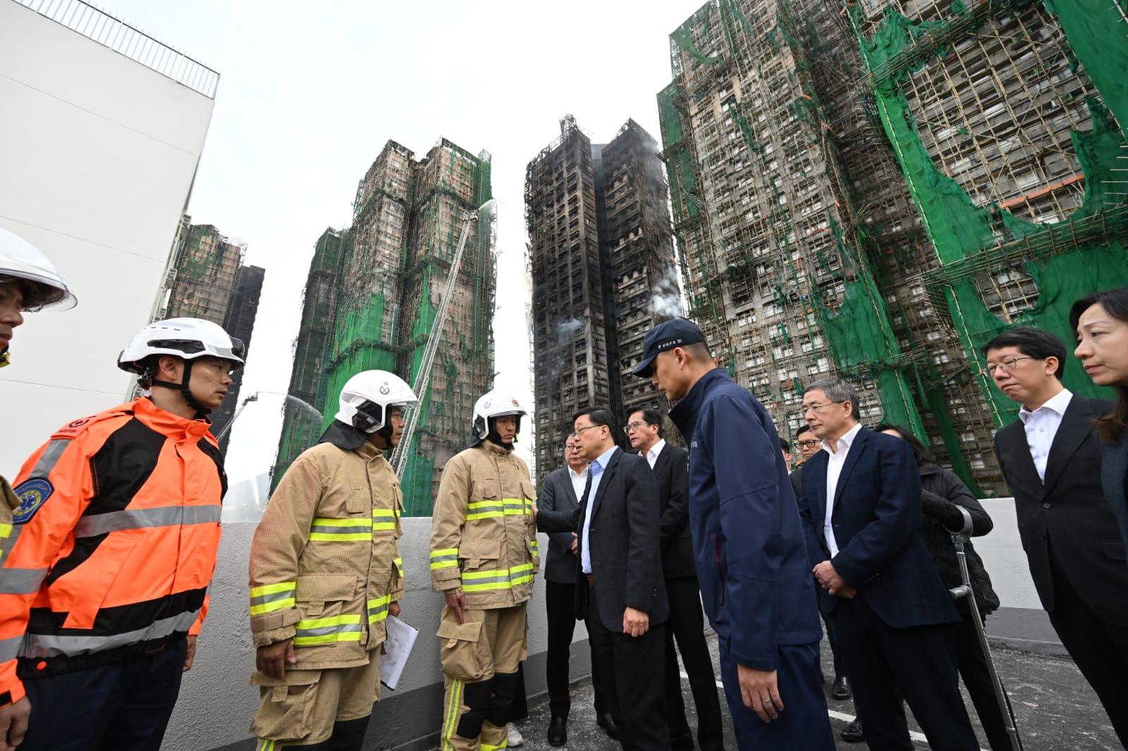 行政長官李家超下午到大埔宏福苑視察火警現場。