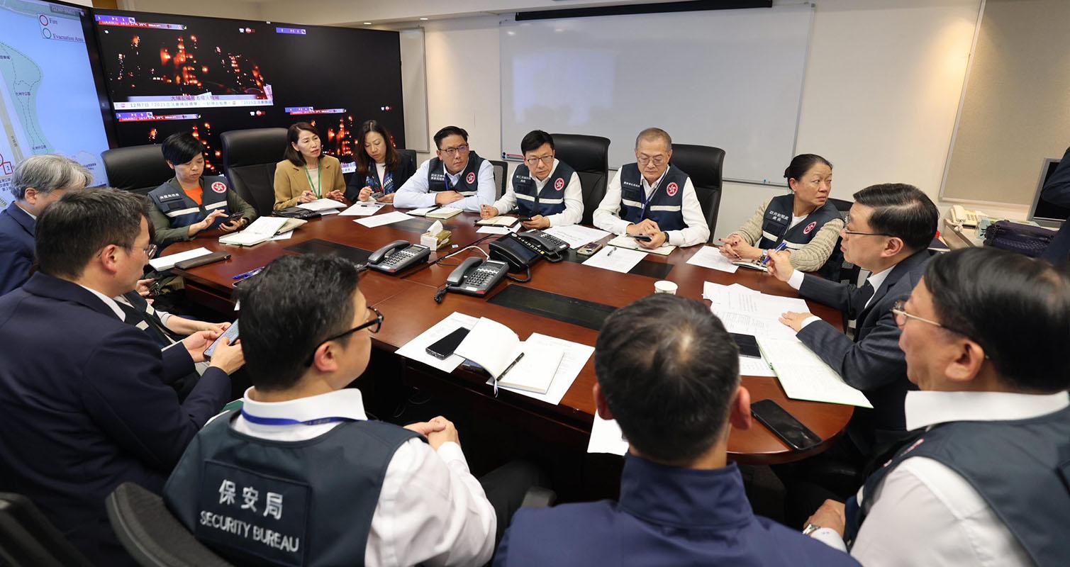 李家超(右二)主持跨部門緊急會議。(李家超FB)