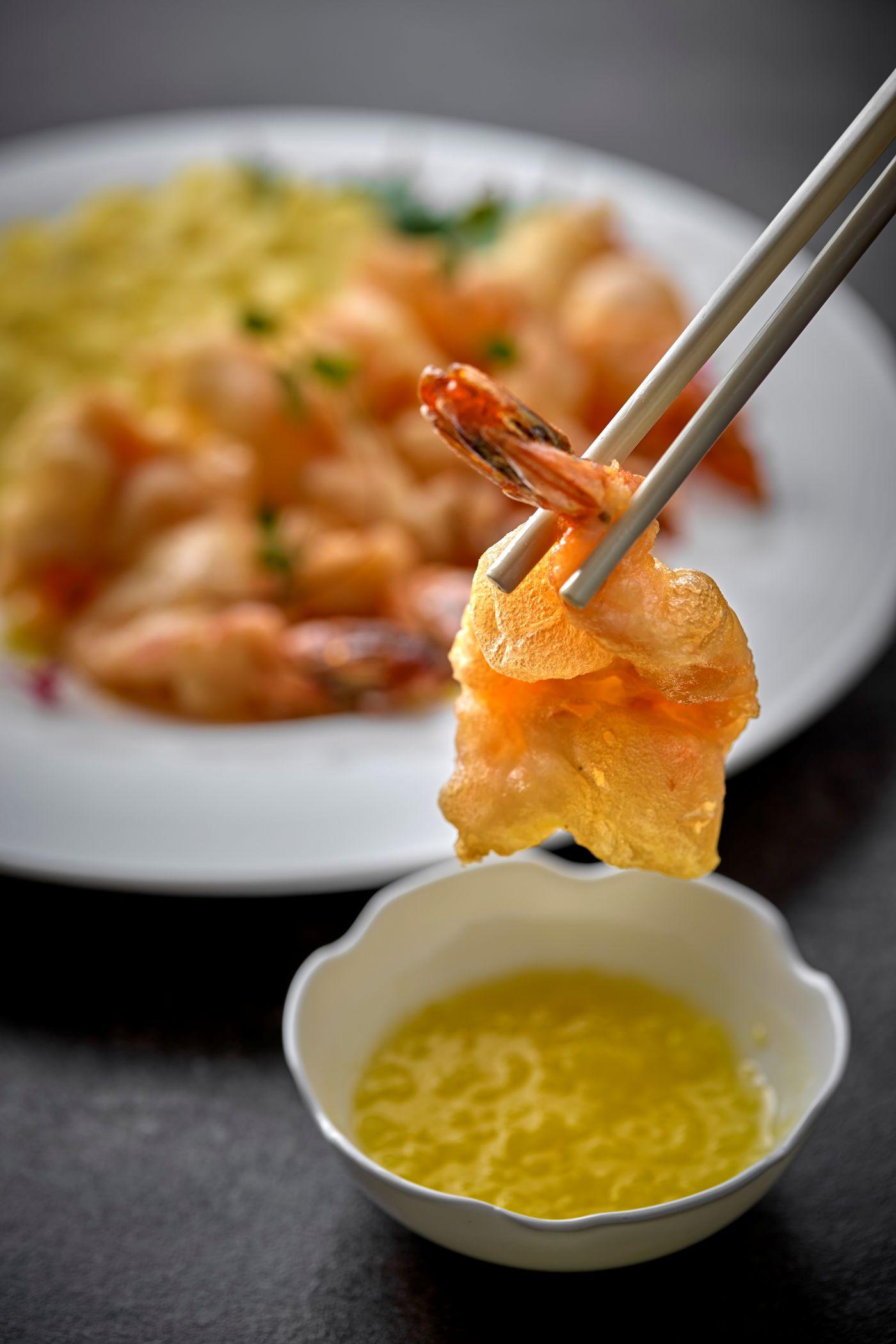 以經典上海麵拖技法把大蝦輕裹酥炸,外層金黃鬆脆,內裏蝦肉彈牙。