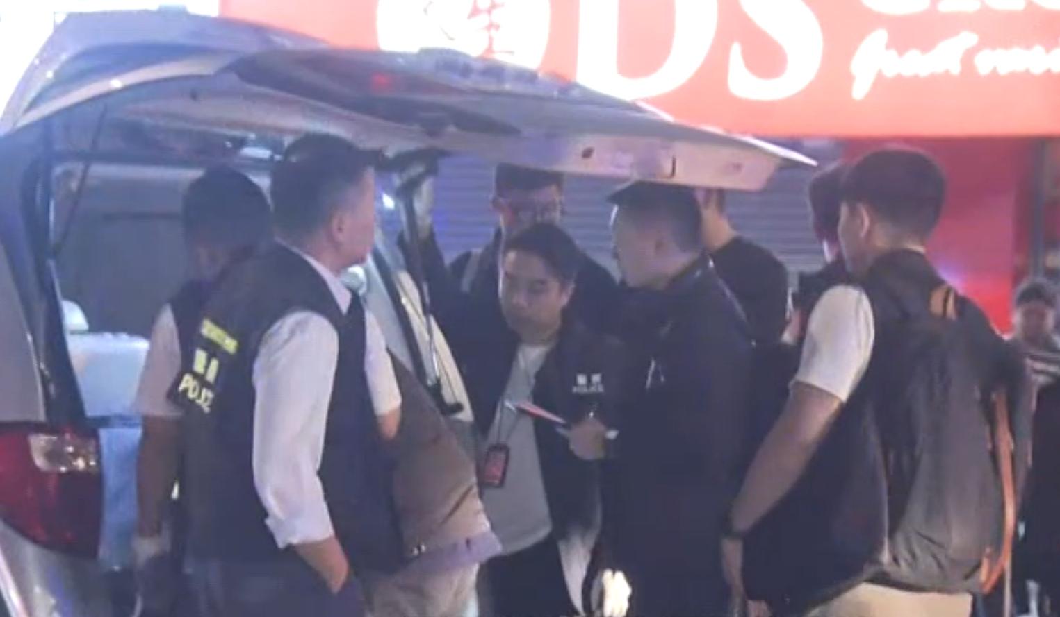 警方凌晨拘捕兩名男子。(now新聞截圖)