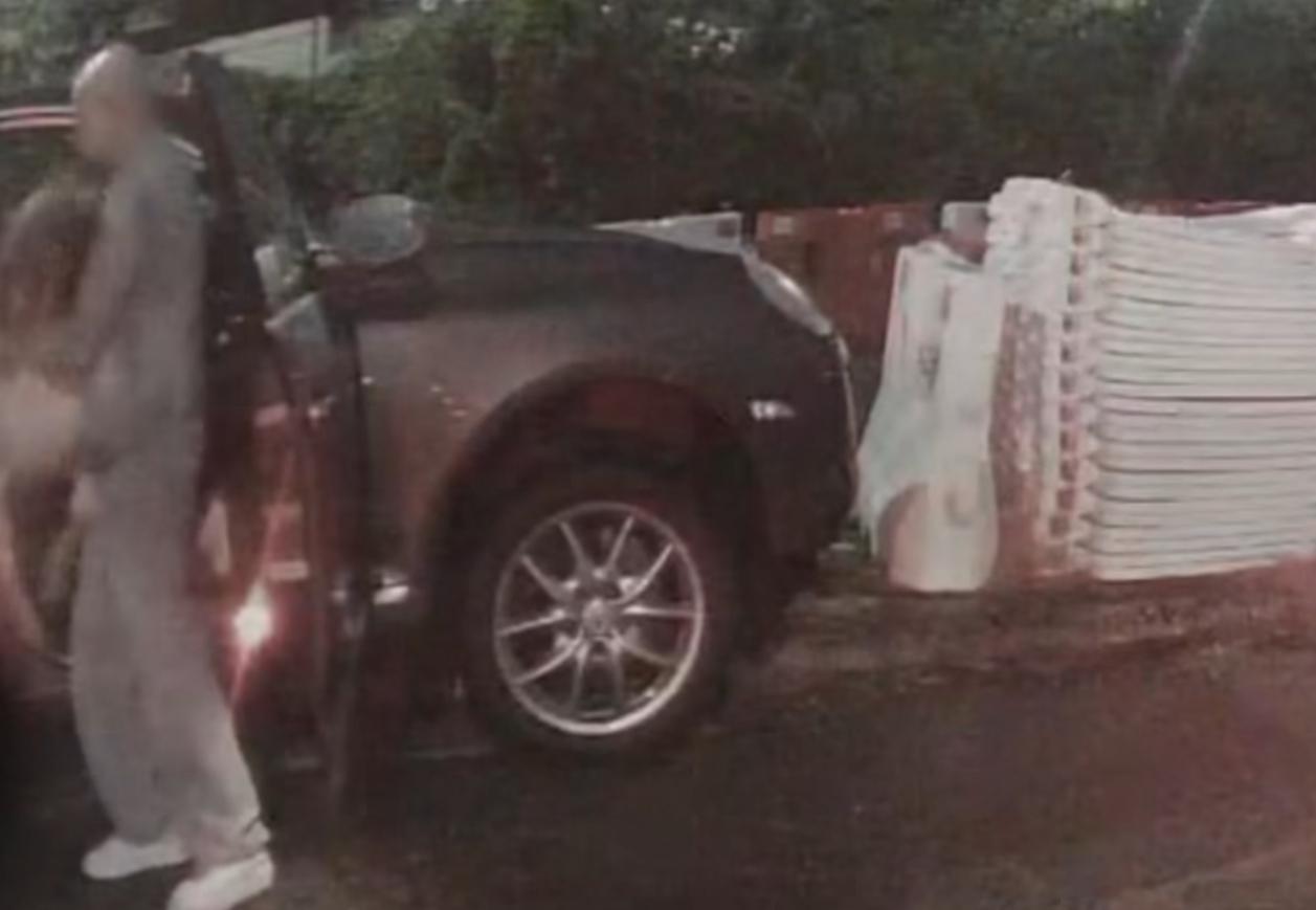 一名光頭男子疑將女伴打至暈倒。(fb「香港馬路炸彈資料庫」截圖)